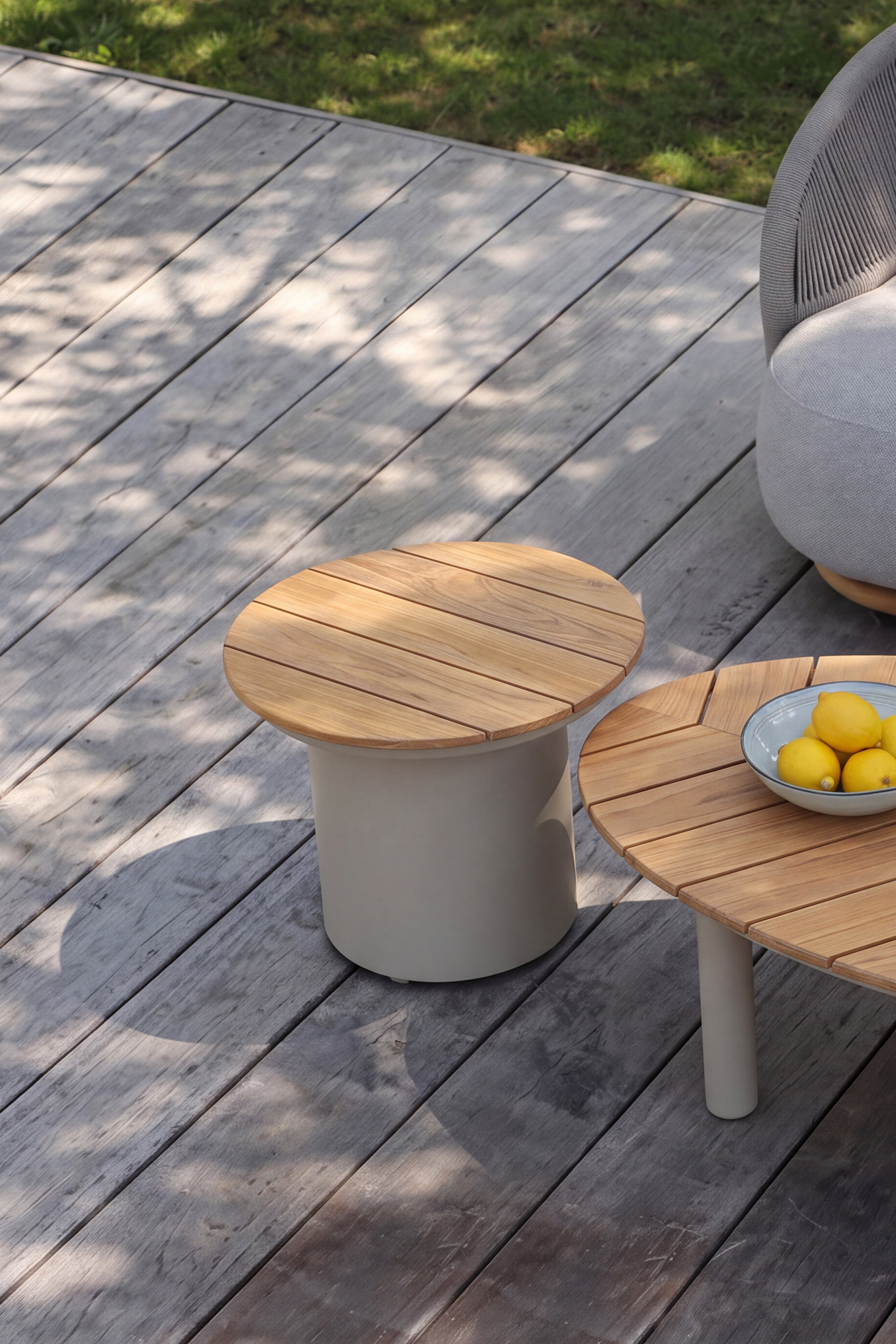 Set 2 tavolini da esterno Arya, Ø50 cm + 110x69 cm, beige e teak - Immagine dettaglio 2