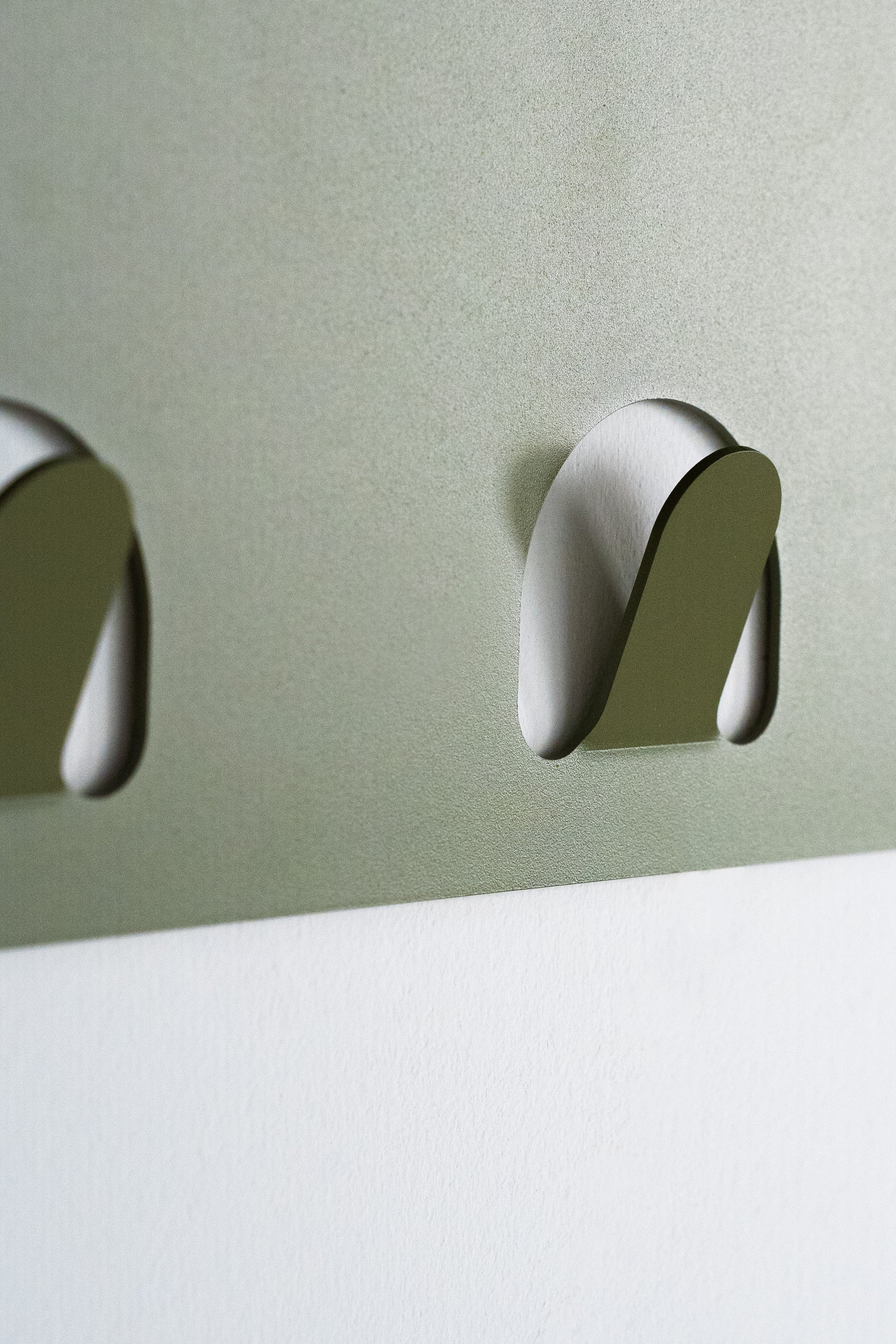 Appendiabiti da parete in metallo Camilla, 80 cm, Verde Olivia - Immagine dettaglio 4