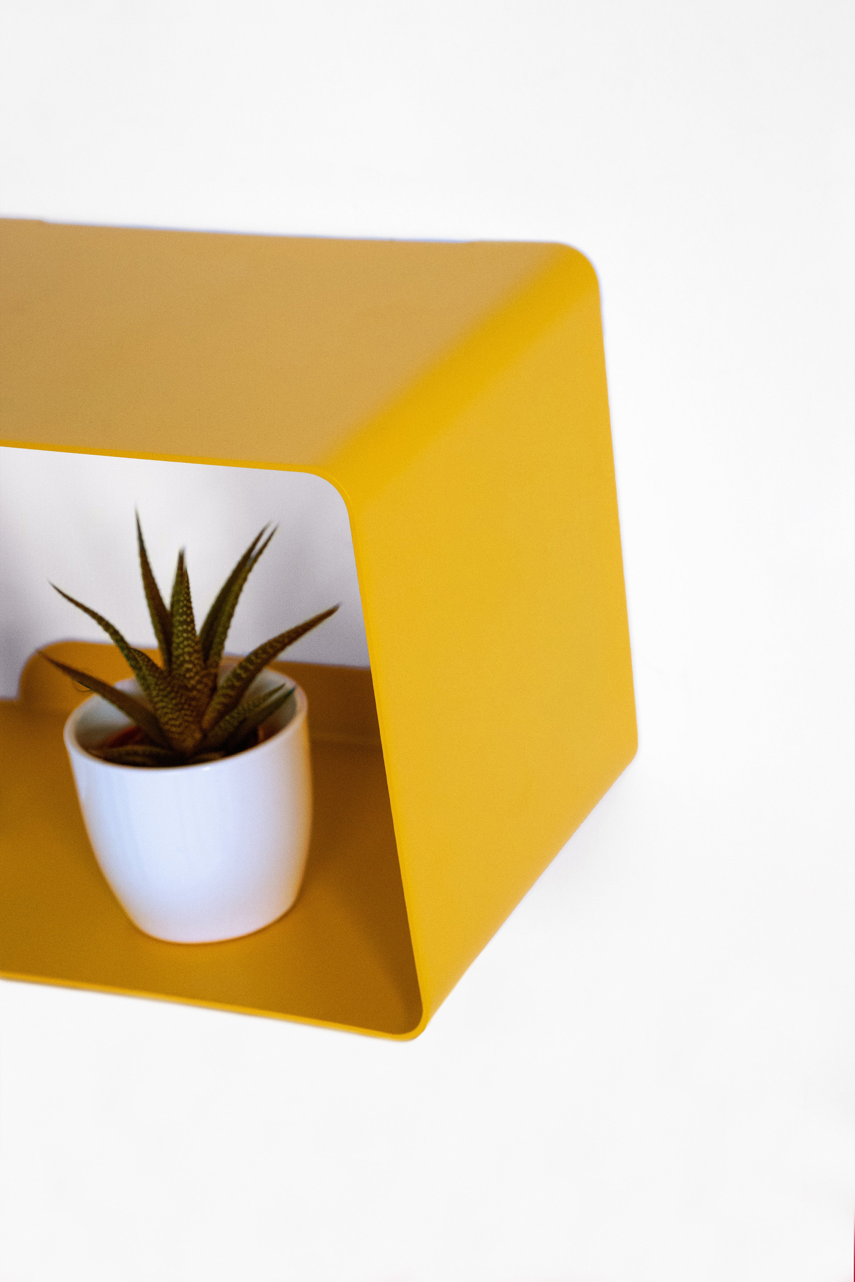 Mensola in metallo Camilla a C, 35x18x20 cm, Giallo Senape - Immagine dettaglio 1