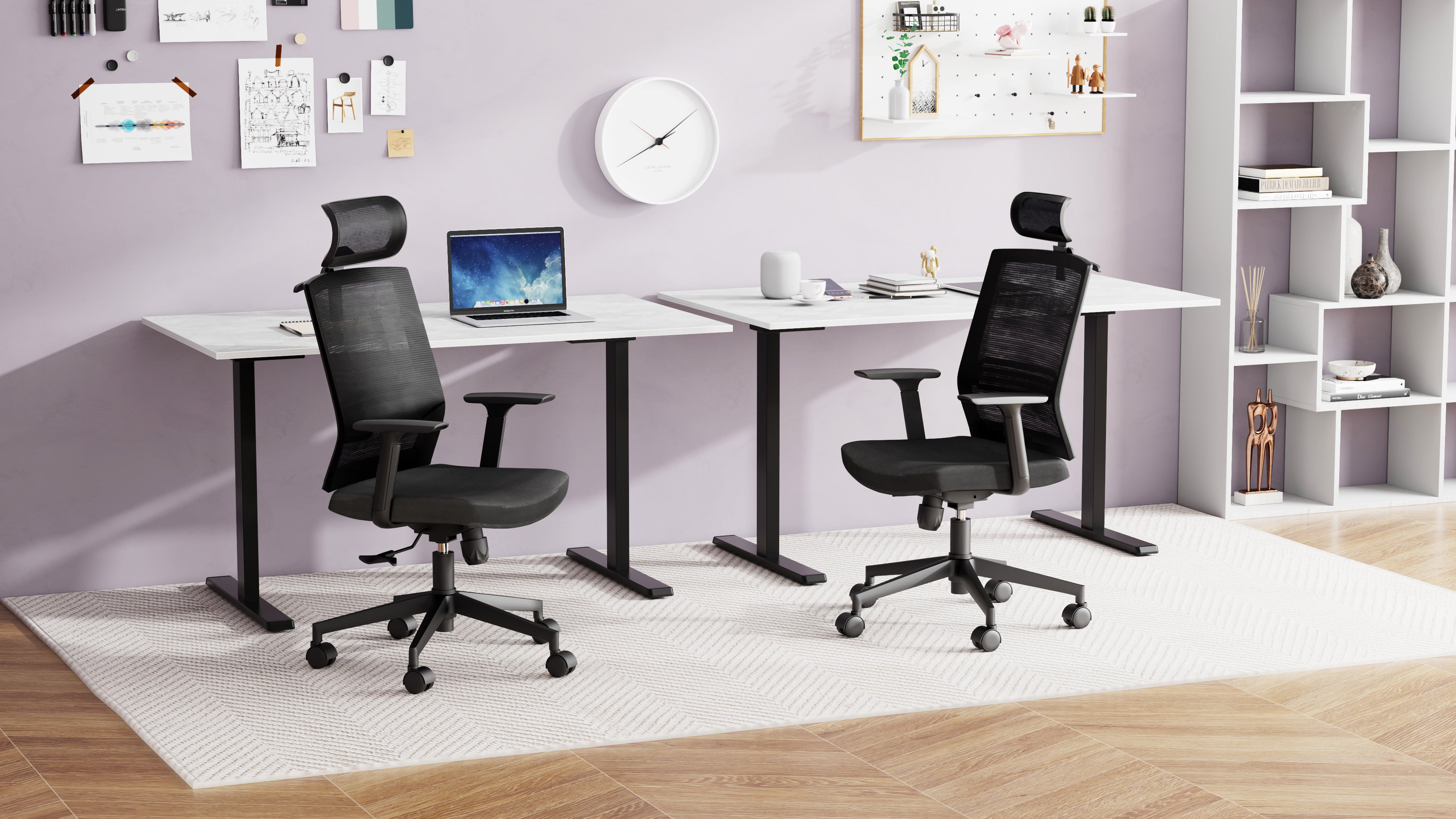 Scrivania Fissa Clara 140x60 Bianco Cemento con Gambe Nere - Immagine ambientata 1