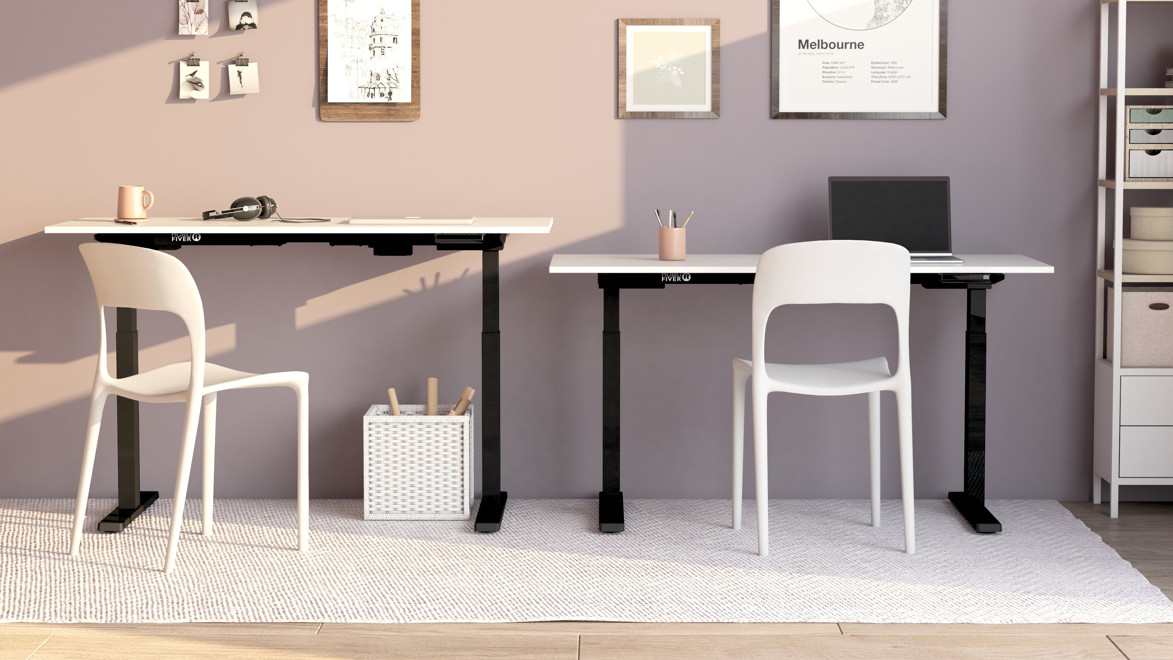 Scrivania Regolabile Clara 120x60 Bianco Cemento con Gambe Nere - Immagine ambientata 1