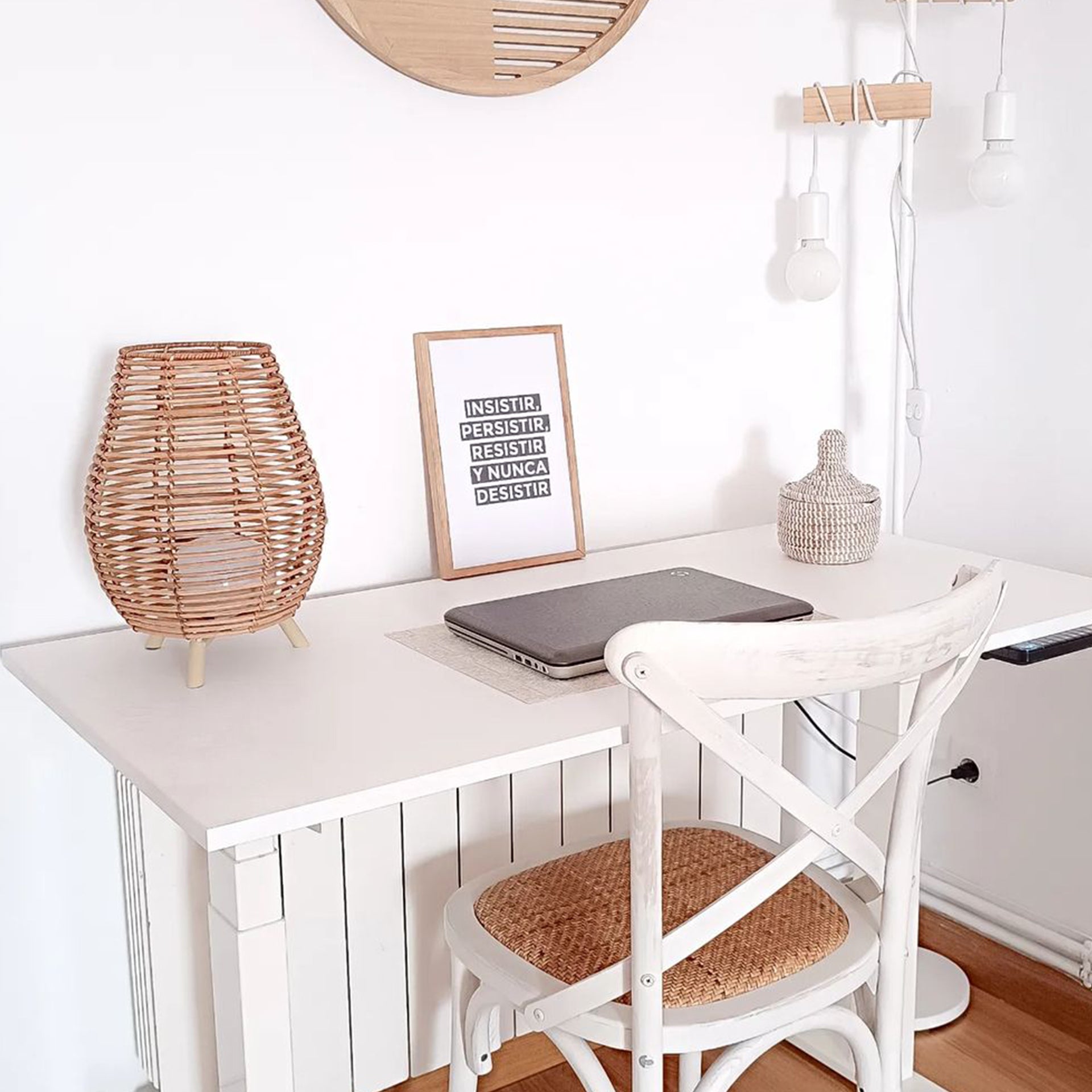 Scrivania Regolabile Clara 120x80, Bianco Cemento con Gambe Bianche - Immagine ambientata 4