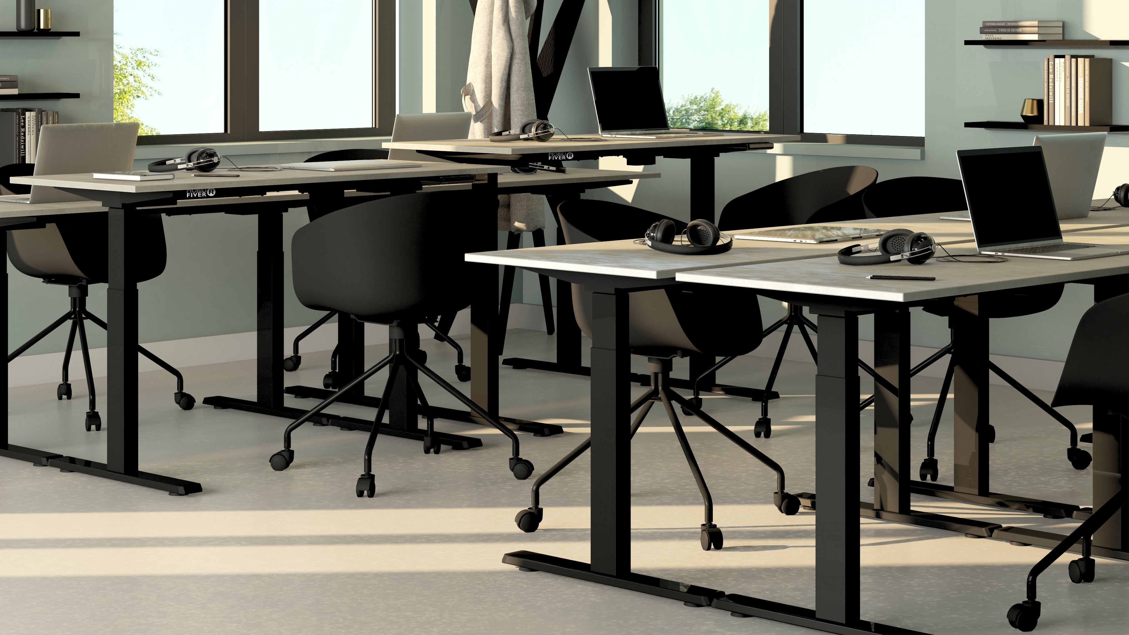 Scrivania Regolabile Clara 120x60 Grigio Cemento con Gambe Nere - Immagine ambientata 2