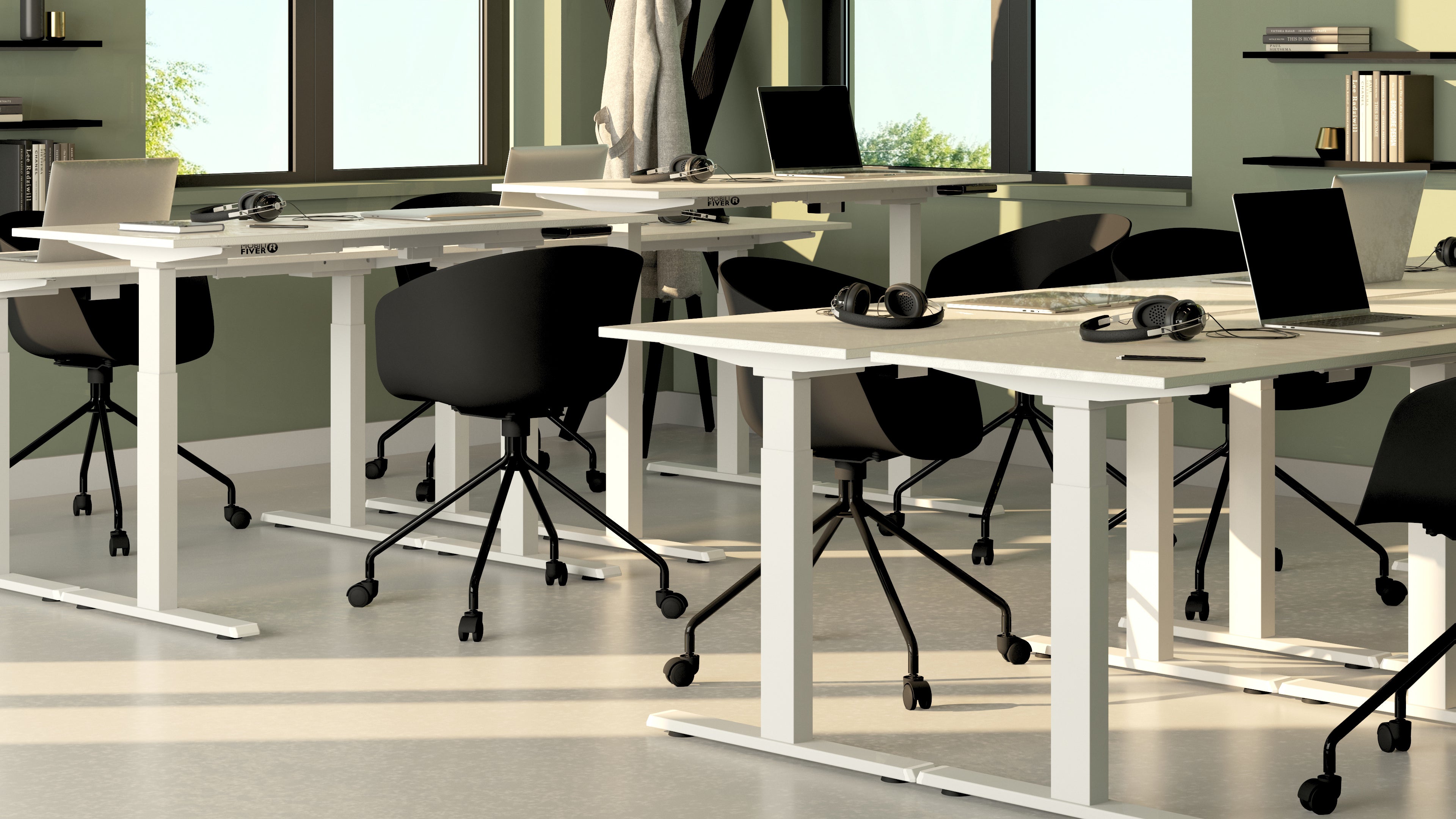 Scrivania Regolabile Clara 140x80 Bianco Cemento con Gambe Bianche - Immagine ambientata 1