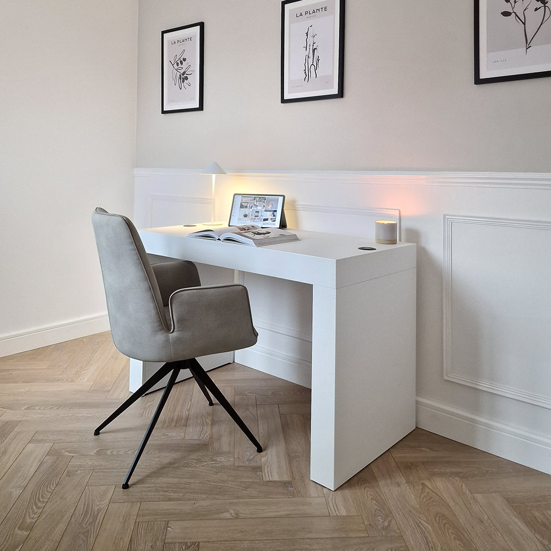 Scrivania Evolution 120x60, Bianco Frassino con Due Gambe e Caricatore Wireless - Immagine ambientata 1