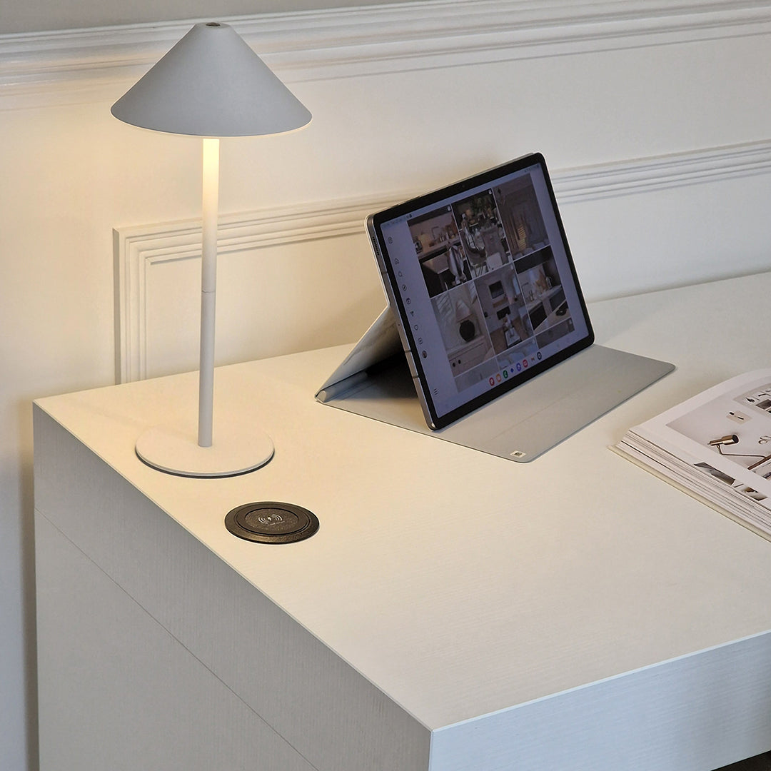 Scrivania Evolution 120x60, Bianco Frassino con Due Gambe e Caricatore Wireless - Immagine ambientata 2