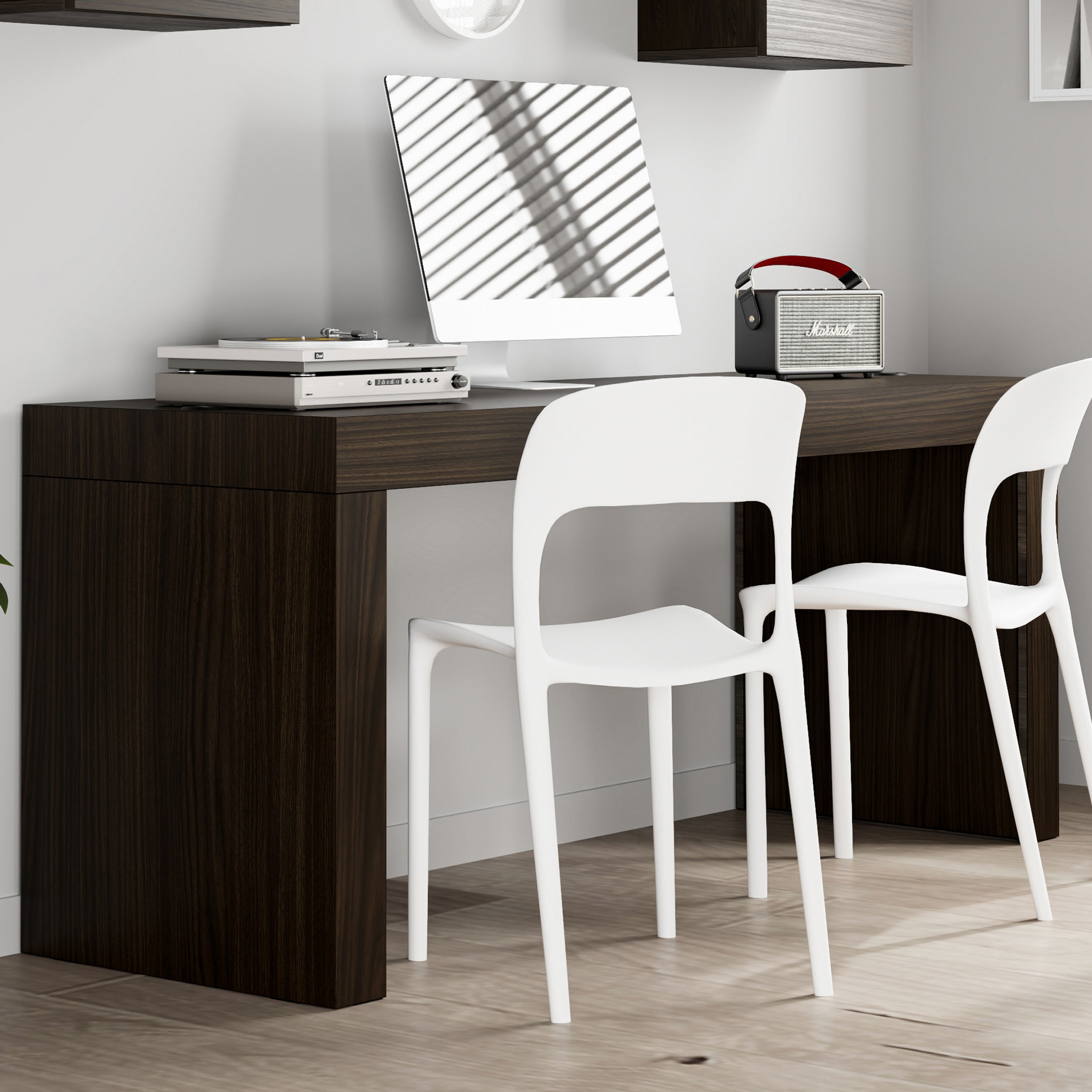 Scrivania Evolution 180x60, Noce Scuro con Due Gambe e Caricatore Wireless - Immagine ambientata 1