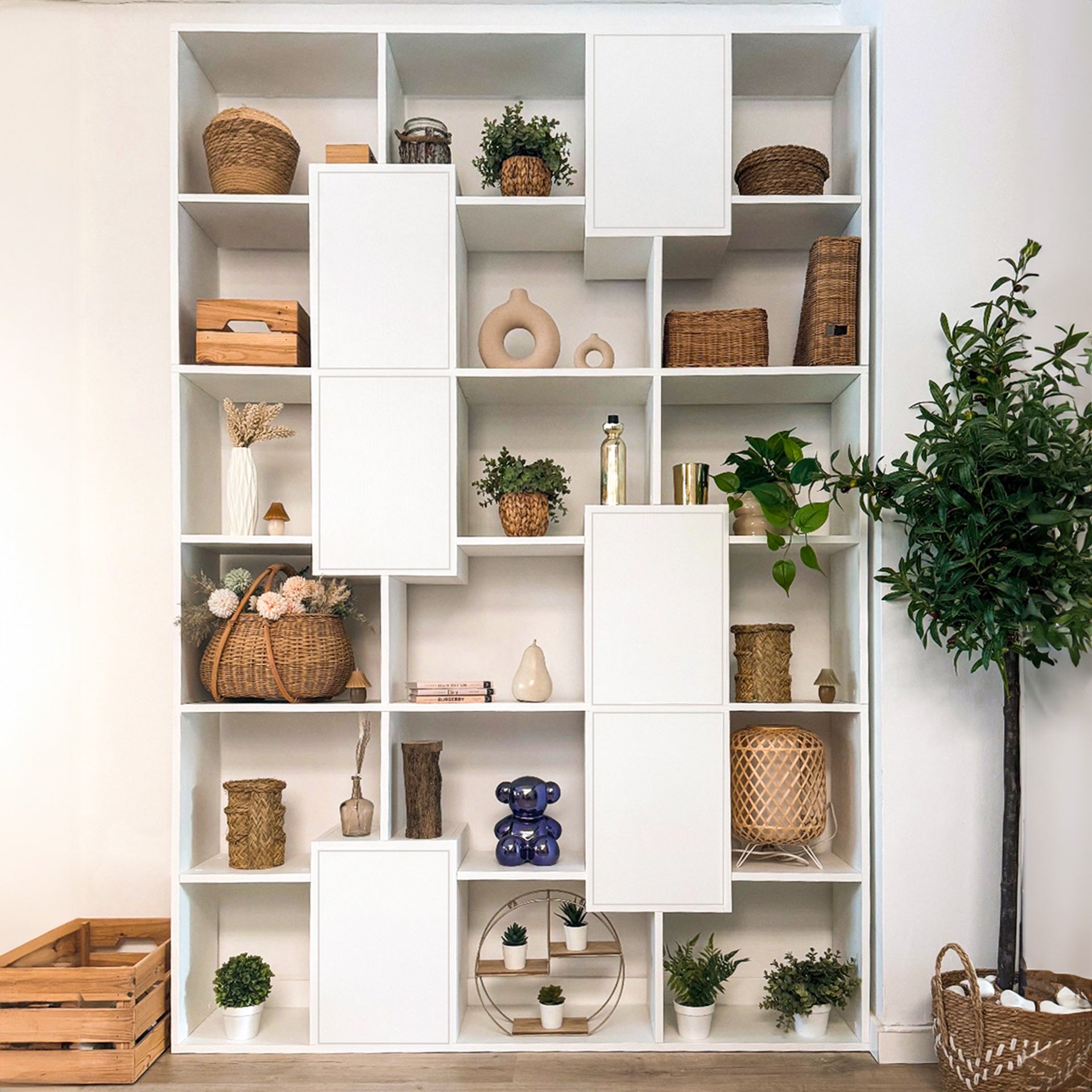 Libreria M Iacopo con ante (160,8 x 236,4 cm), Bianco Frassino - Immagine ambientata 1