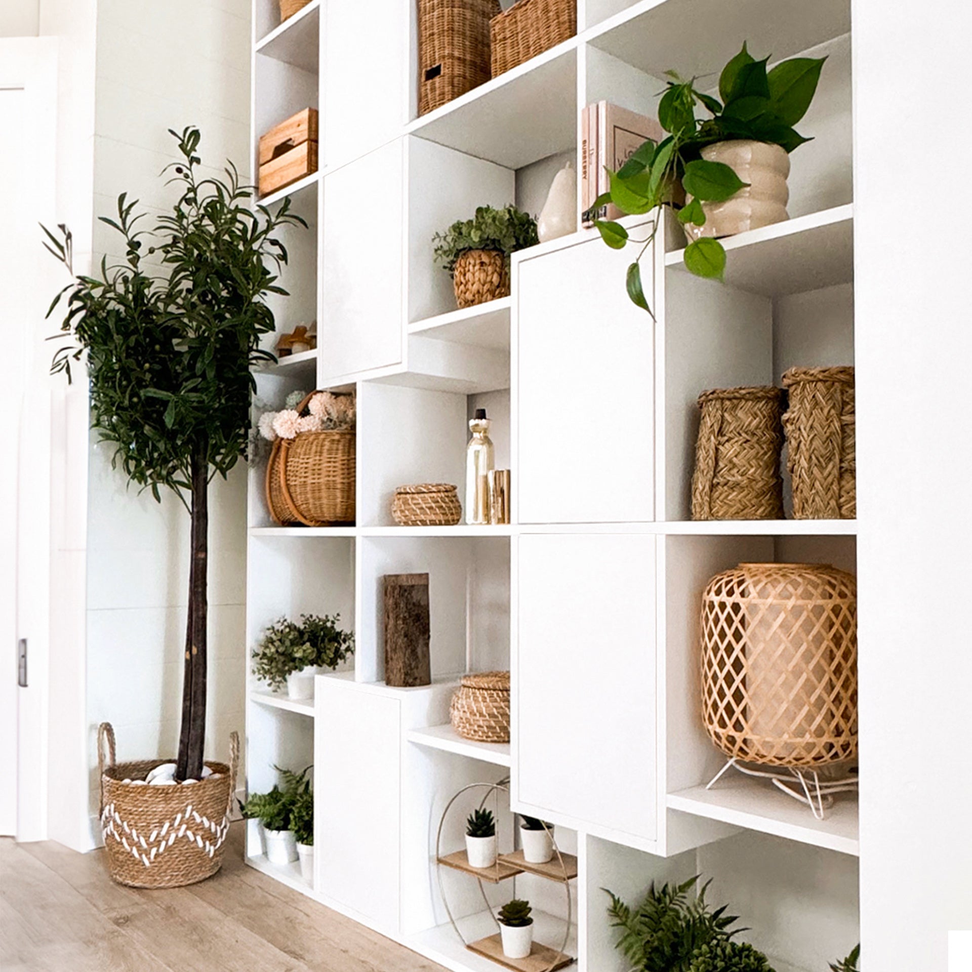 Libreria M Iacopo con ante (160,8 x 236,4 cm), Bianco Frassino - Immagine ambientata 2