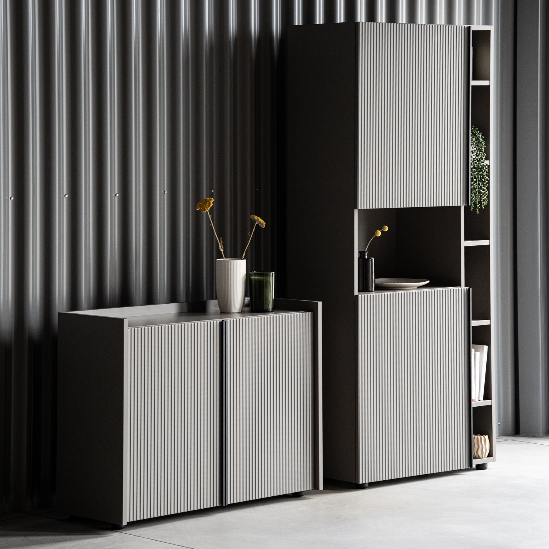 Estante Modular Romina com porta canelada (76,8 x 173,6 cm), Cinza Cobalto - Set image 1