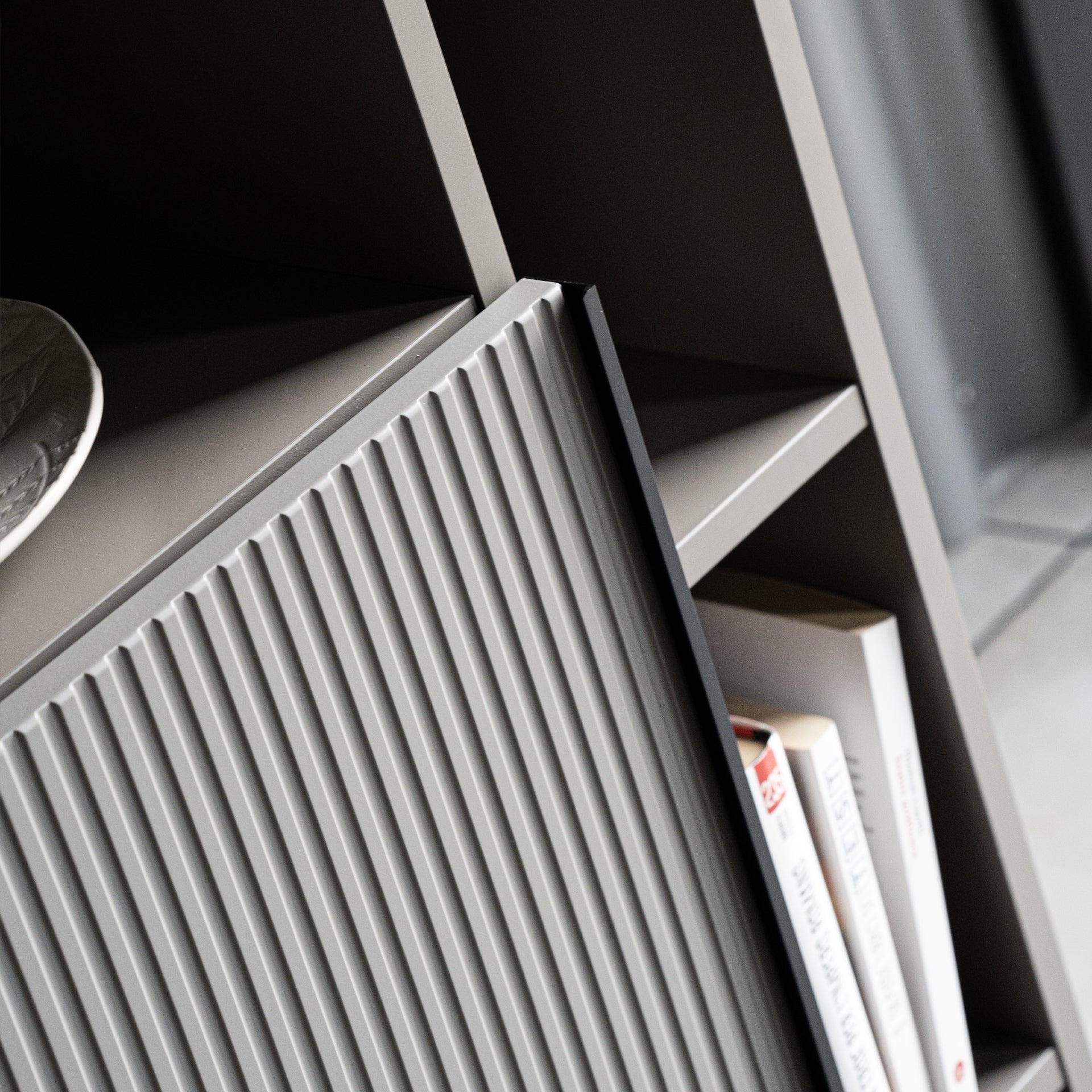 Libreria Componibile con anta in Cannettato Romina (76,8 x 173,6 cm), Grigio Cobalto - Immagine ambientata 4