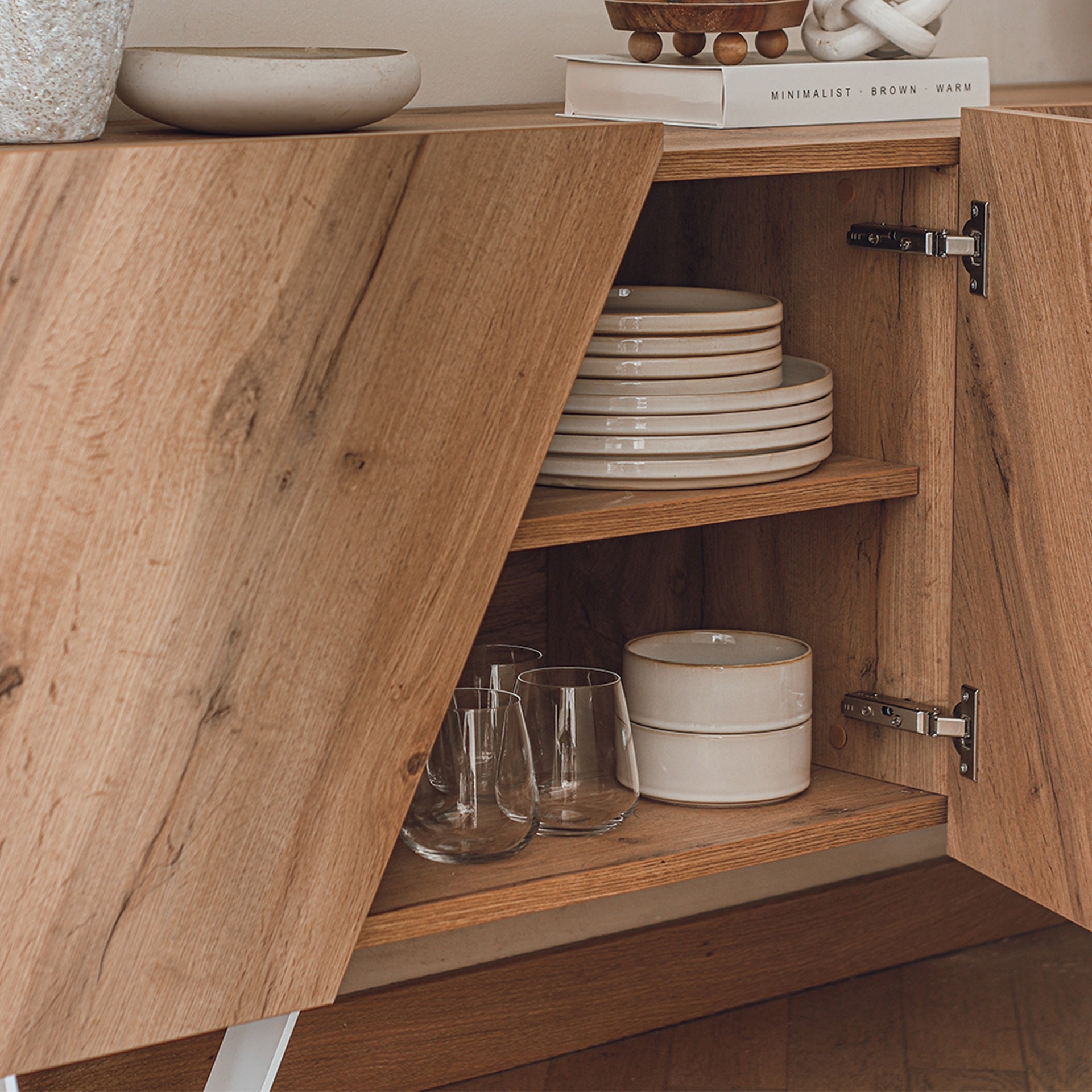 Madia-Buffet 4 ante Emma con gambe bianche, Rovere Rustico - Immagine ambientata 5
