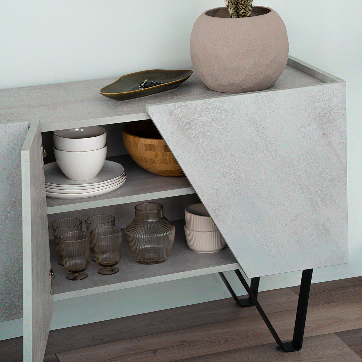 Madia-Buffet 4 ante Emma con gambe nere, Grigio Cemento - Immagine ambientata 1