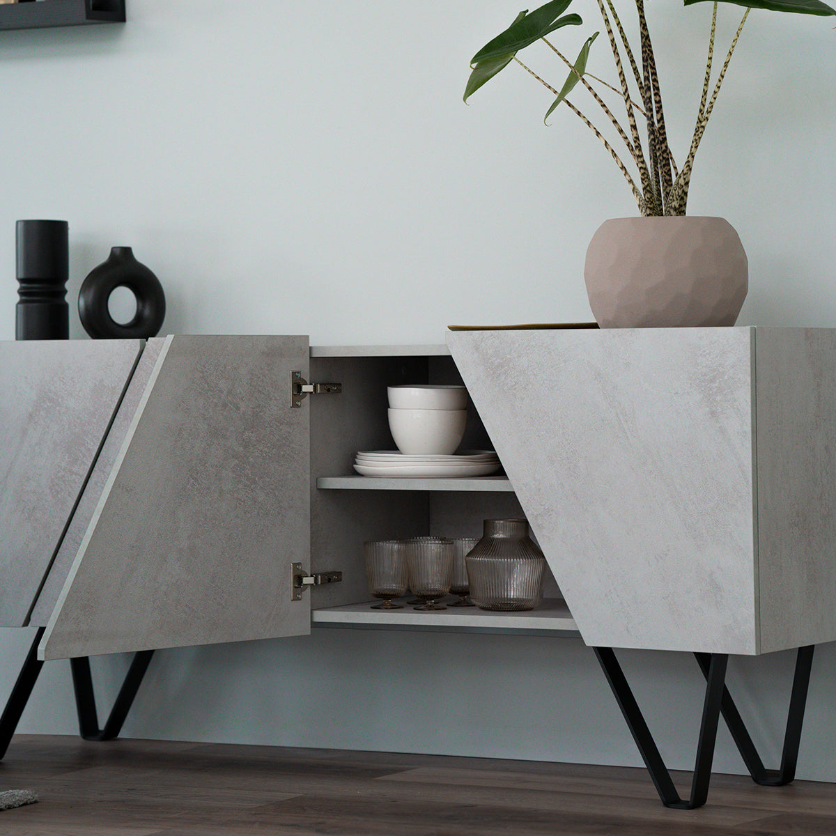 Madia-Buffet 4 ante Emma con gambe nere, Grigio Cemento - Immagine ambientata 2
