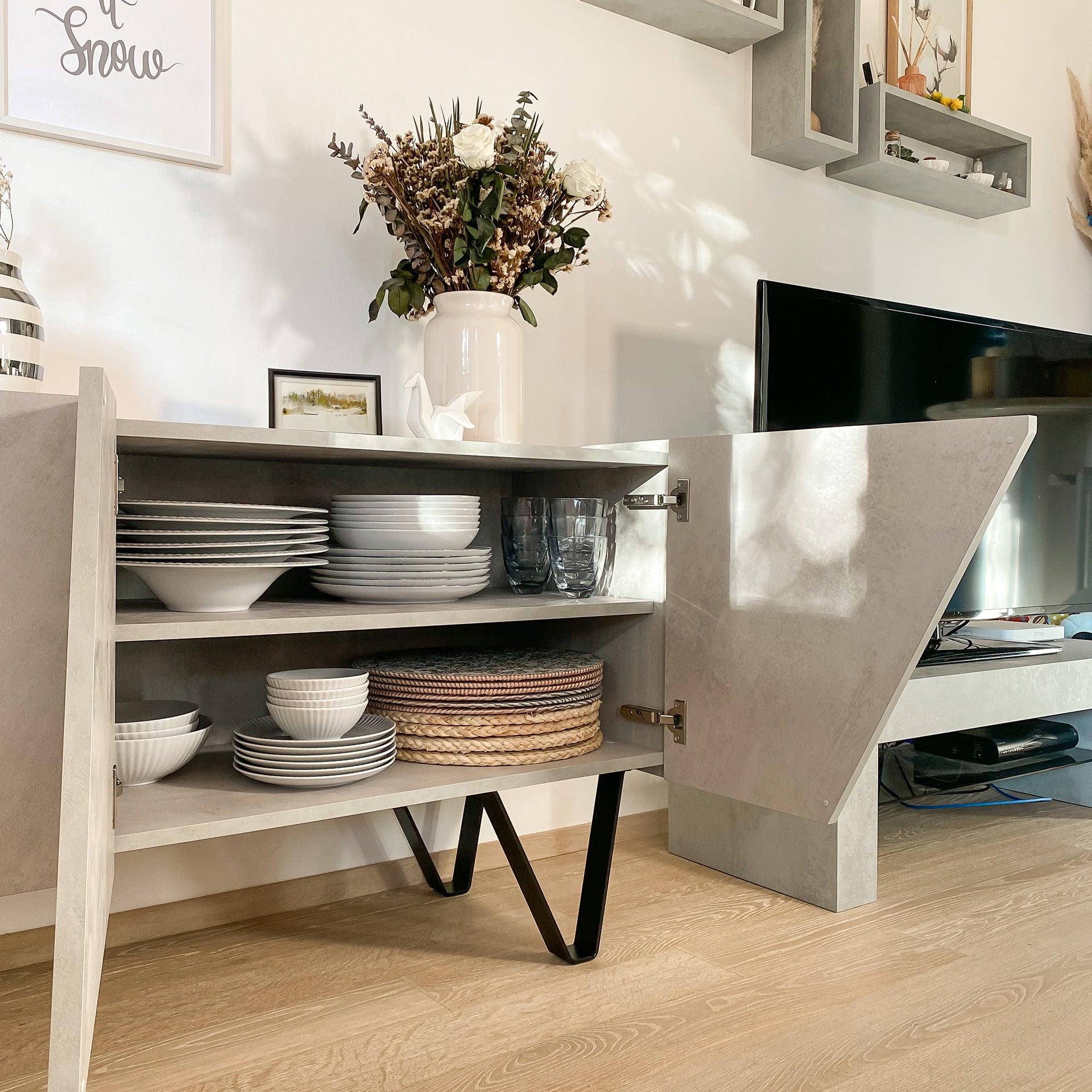 Madia-Buffet 4 ante Emma con gambe nere, Grigio Cemento - Immagine ambientata 4