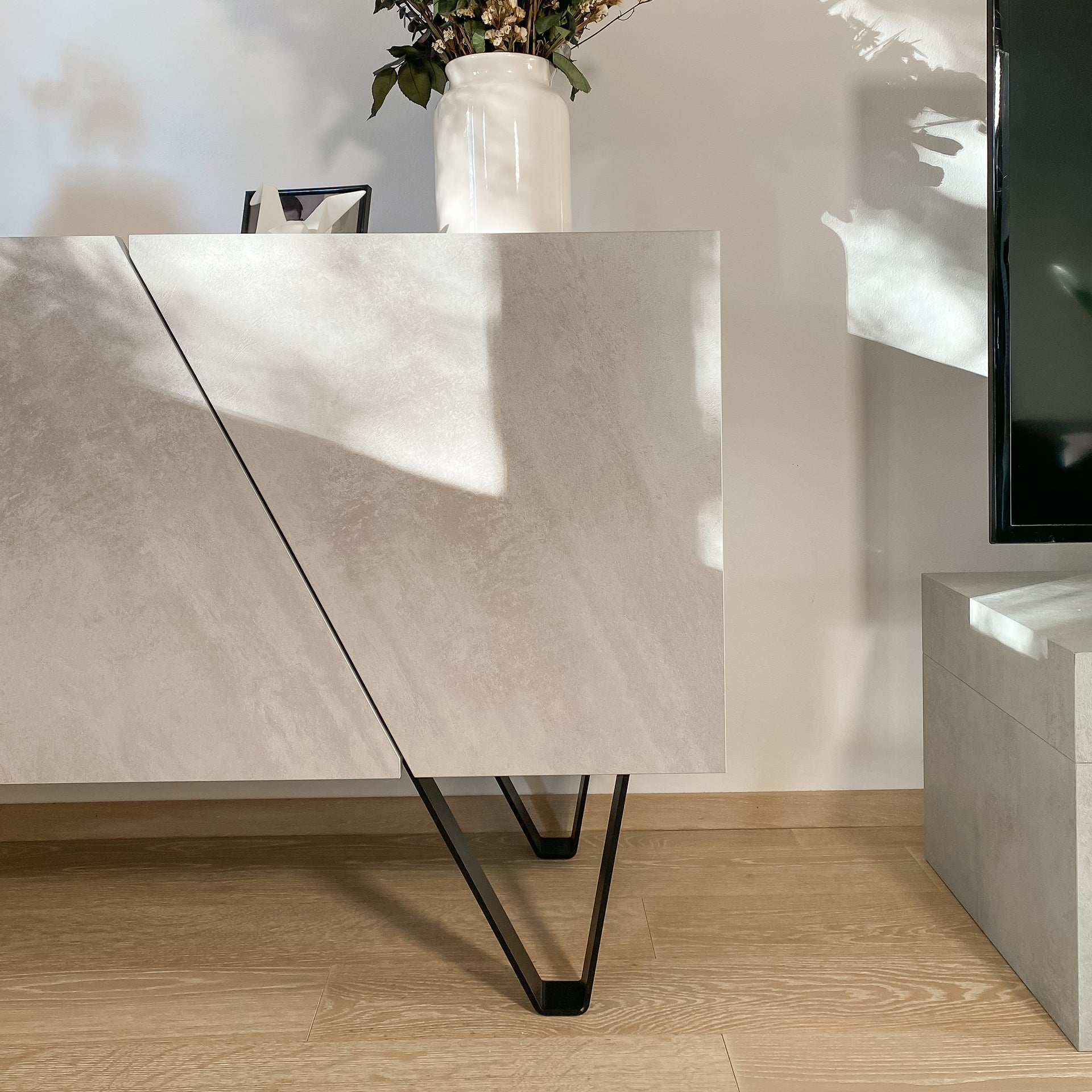 Madia-Buffet 4 ante Emma con gambe nere, Grigio Cemento - Immagine ambientata 3