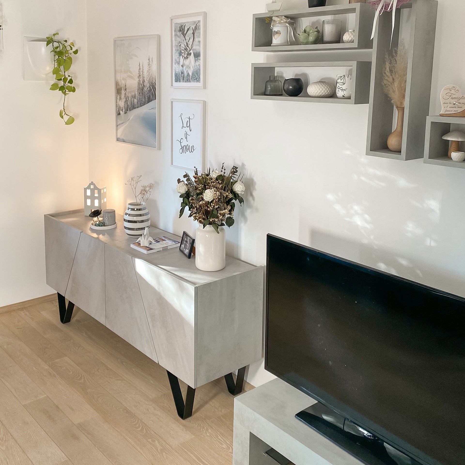 Madia-Buffet 4 ante Emma con gambe nere, Grigio Cemento - Immagine ambientata 5