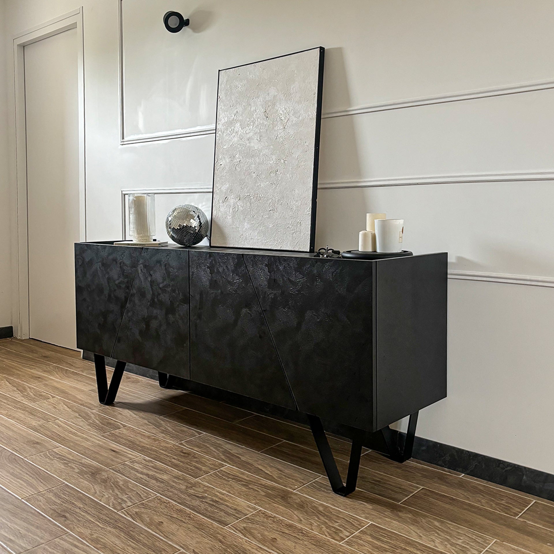 Madia-Buffet 4 ante Emma con gambe nere, Nero Cemento - Immagine ambientata 3