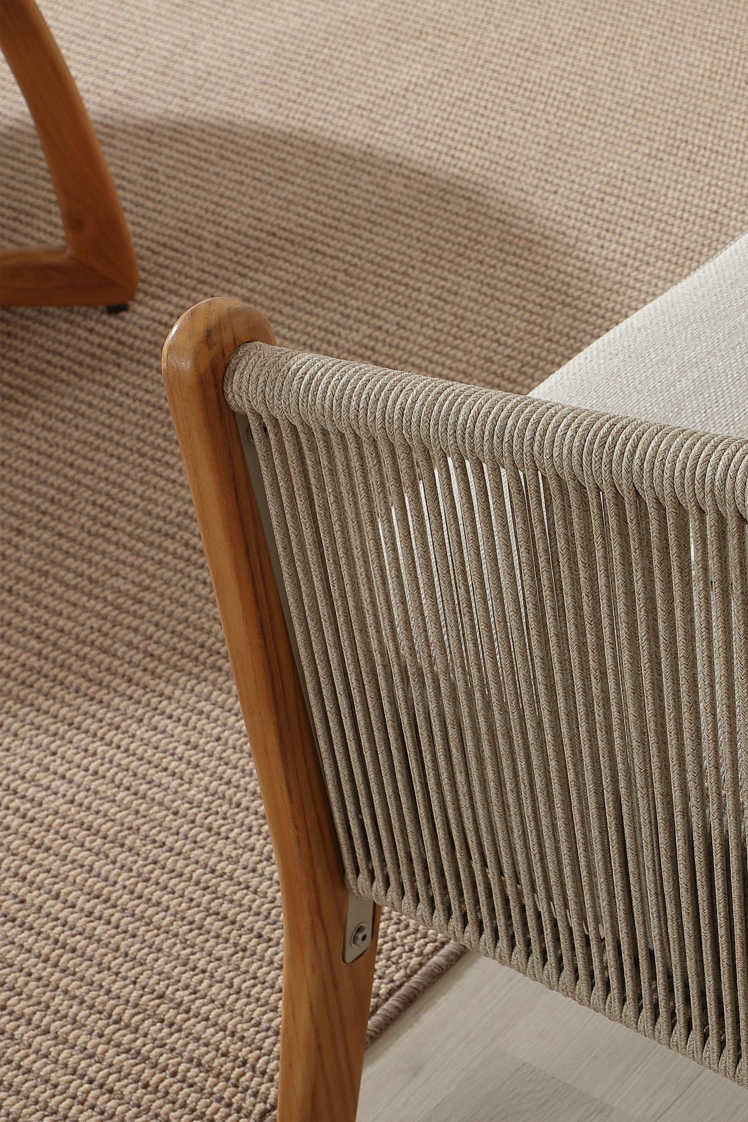 Sett med 2 utendørs lenestoler i beige stoff og teak, Aurora, 77x87x72 cm - Detaljbilde 9