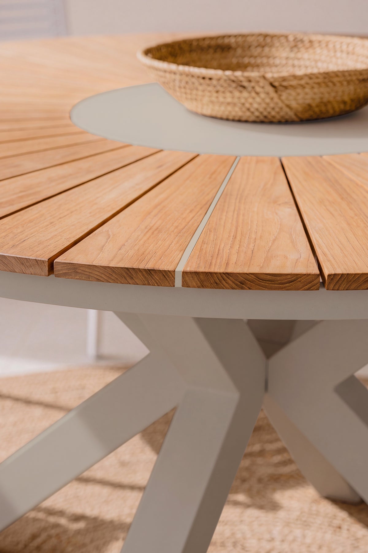 Table ronde d'extérieur en bois de teck et aluminium, Aurora, Ø140 cm - Image de détail 2