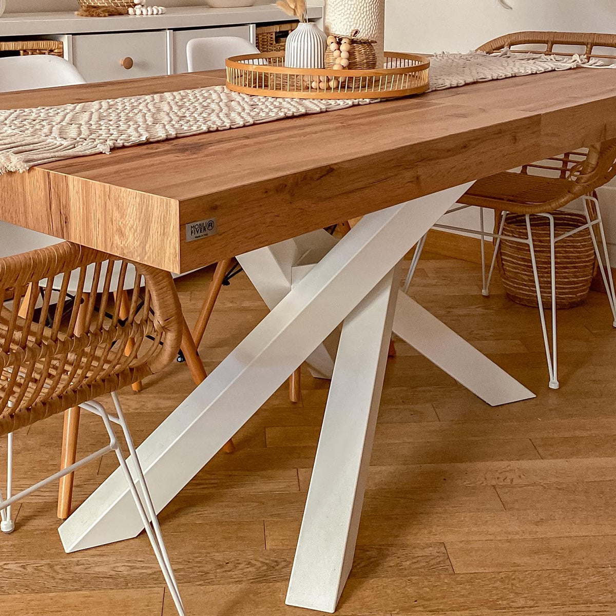 Mesa extensible Emma 63(94,5)x35,4 in, color madera rústica con patas cruzadas blancas - Imagen del conjunto 2