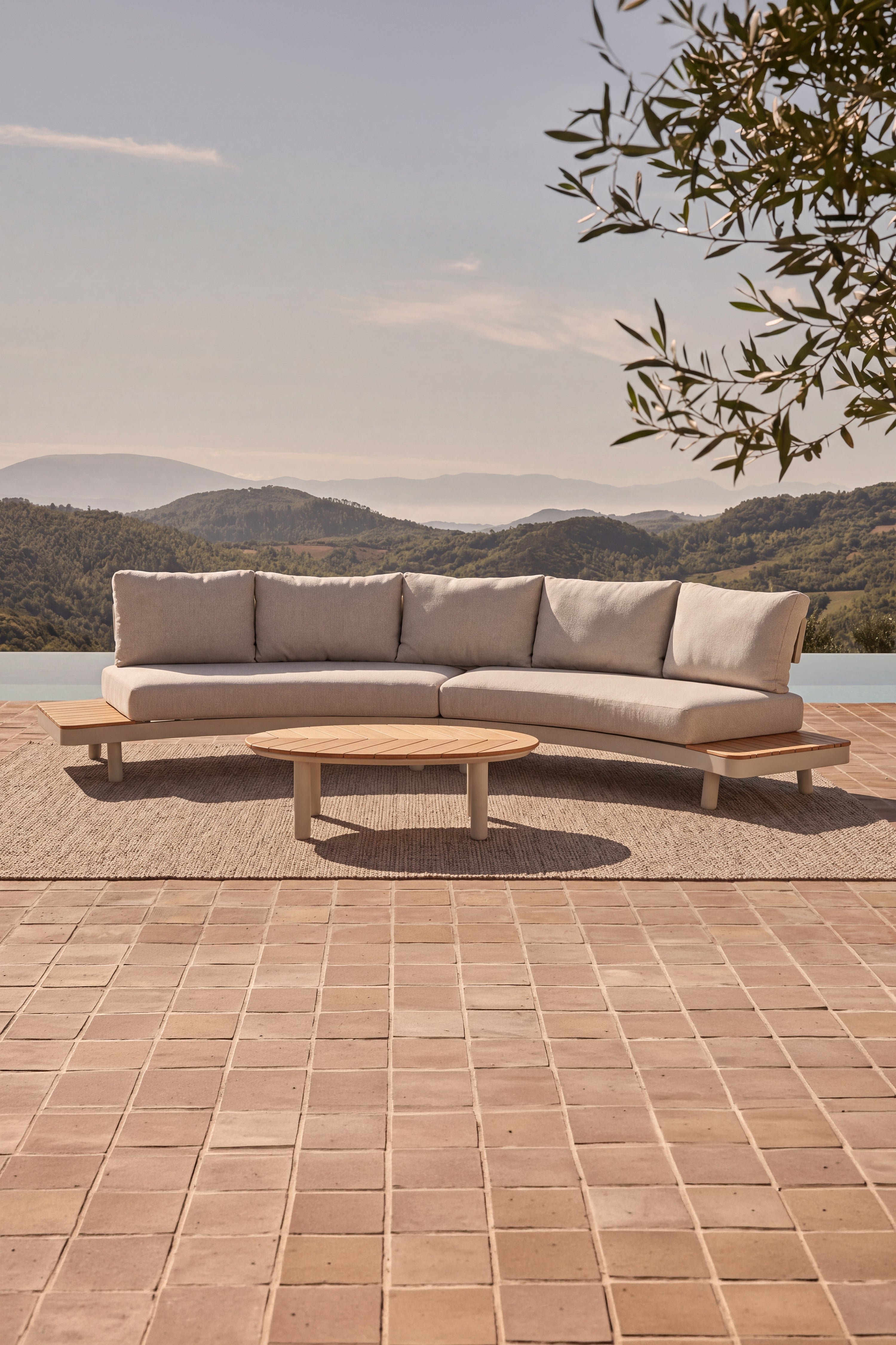 Set da giardino con divano 4 posti e tavolino ovale 110x69cm, Arya, Beige e legno di teak - Immagine principale