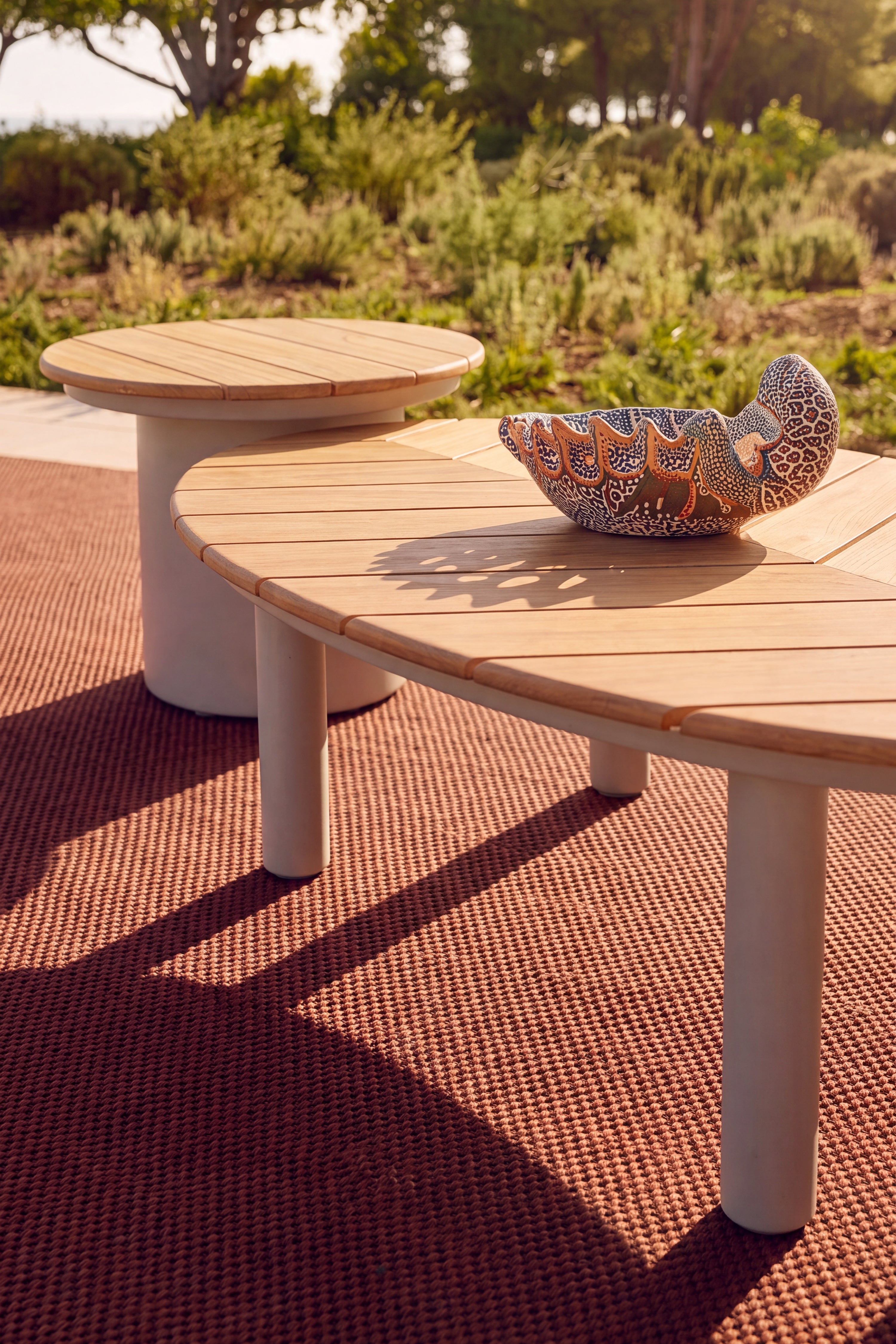 Set 2 tavolini da esterno Arya, Ø50 cm + 110x69 cm, beige e teak