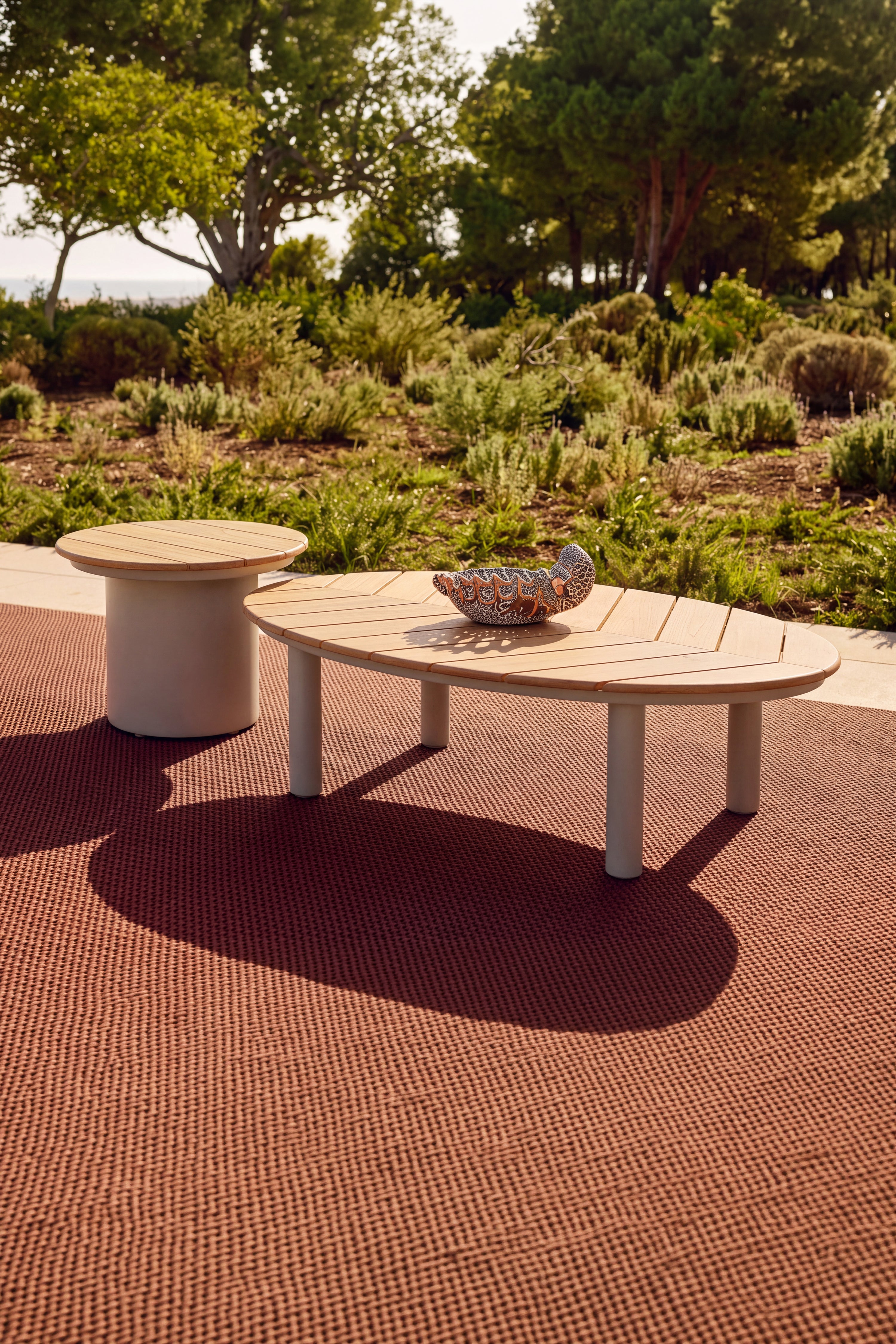 Set 2 tavolini da esterno Arya, Ø50 cm + 110x69 cm, beige e teak