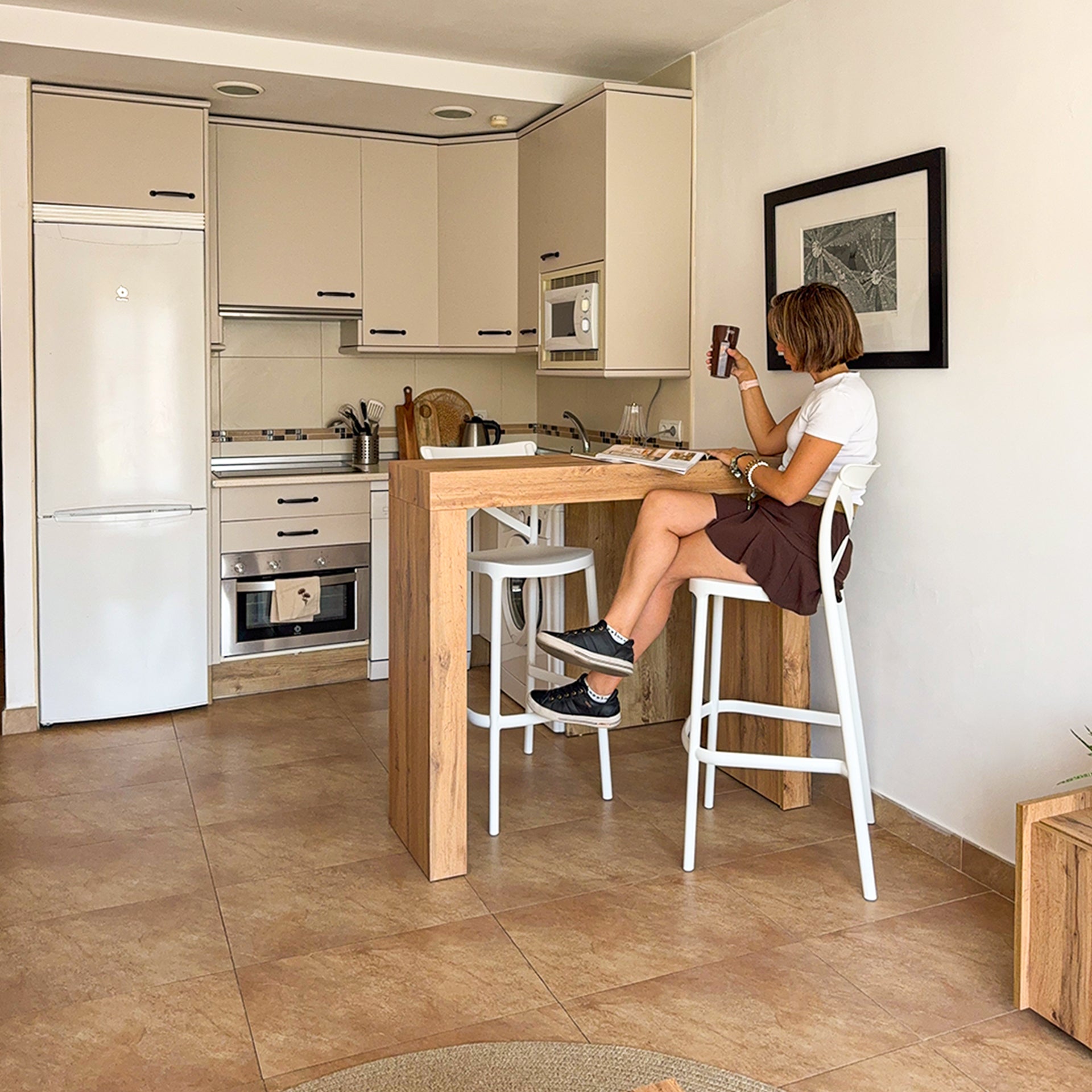 Tavolo Alto Evolution 120x40, Rovere Rustico con Due Gambe - Immagine ambientata 2