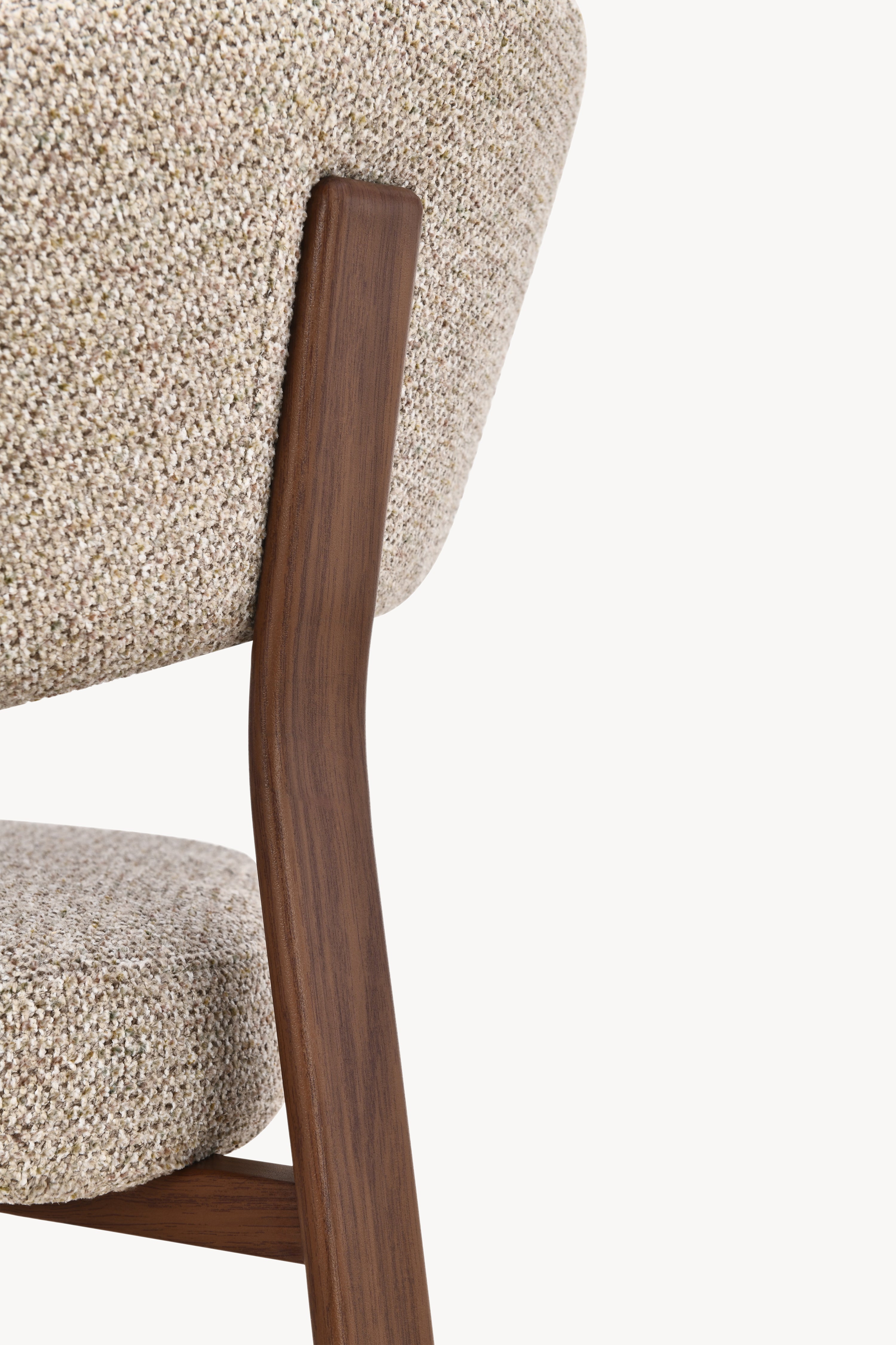 Chaises en tissu Angela, Lot de 2, Beige avec pieds en métal finition bois foncé - Image de détail 11