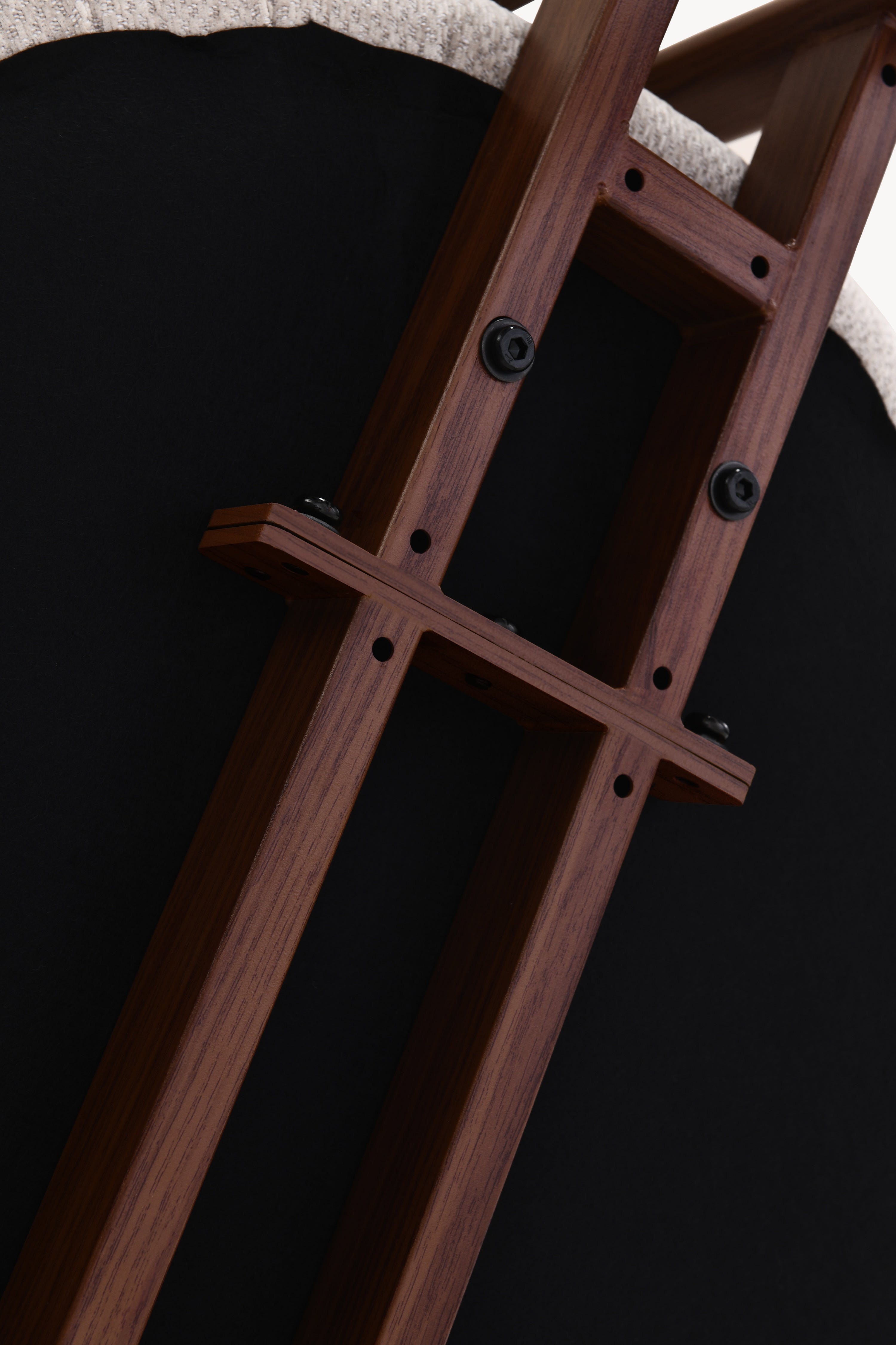 Cadeiras em tecido Laura, Conjunto de 2, Bege com pernas em metal acabamento madeira - Imagem de detalhe 17