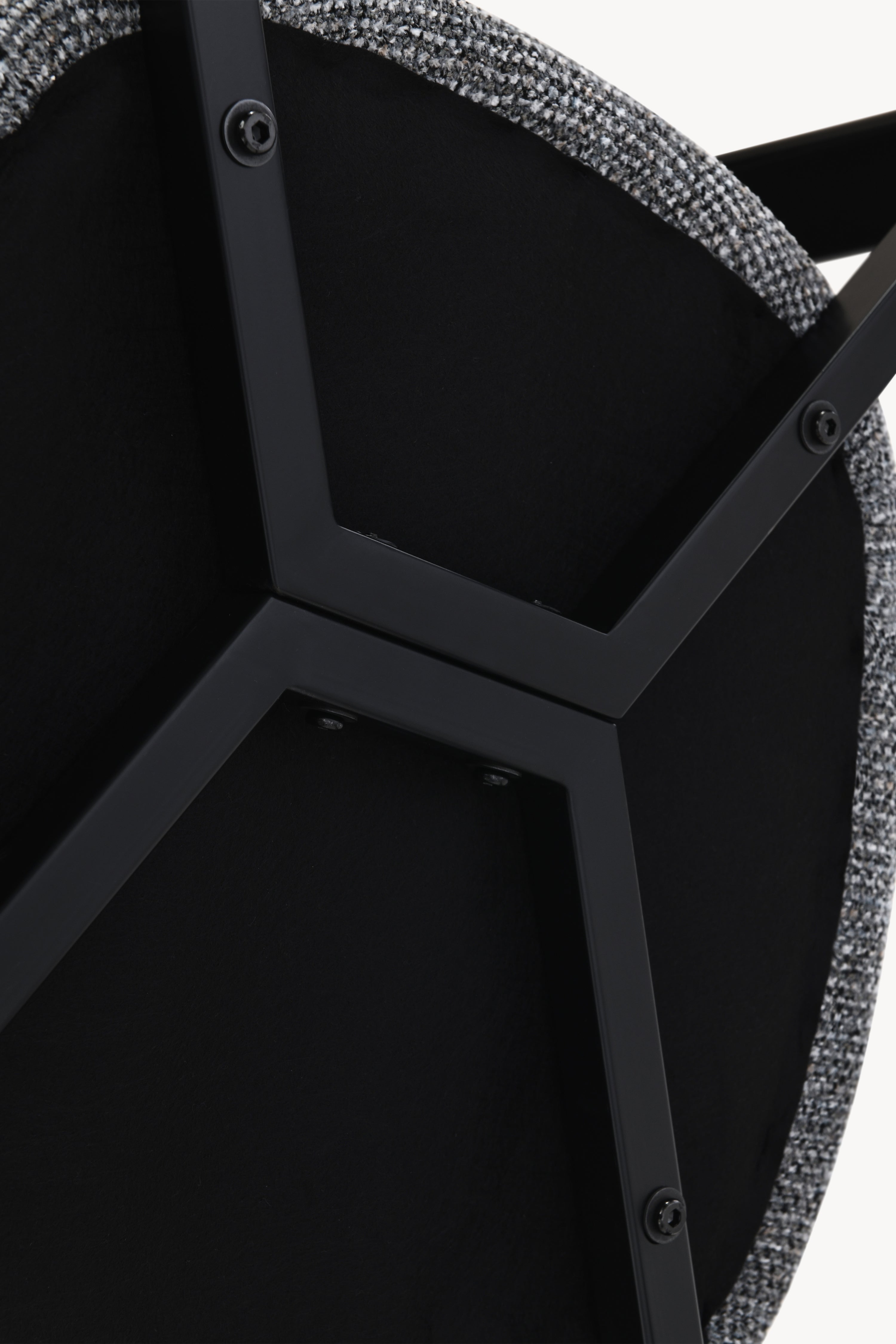 Cadeiras em tecido Matilda, Conjunto de 2, Cinza Escuro com pernas em metal preto - Imagem de detalhe 13