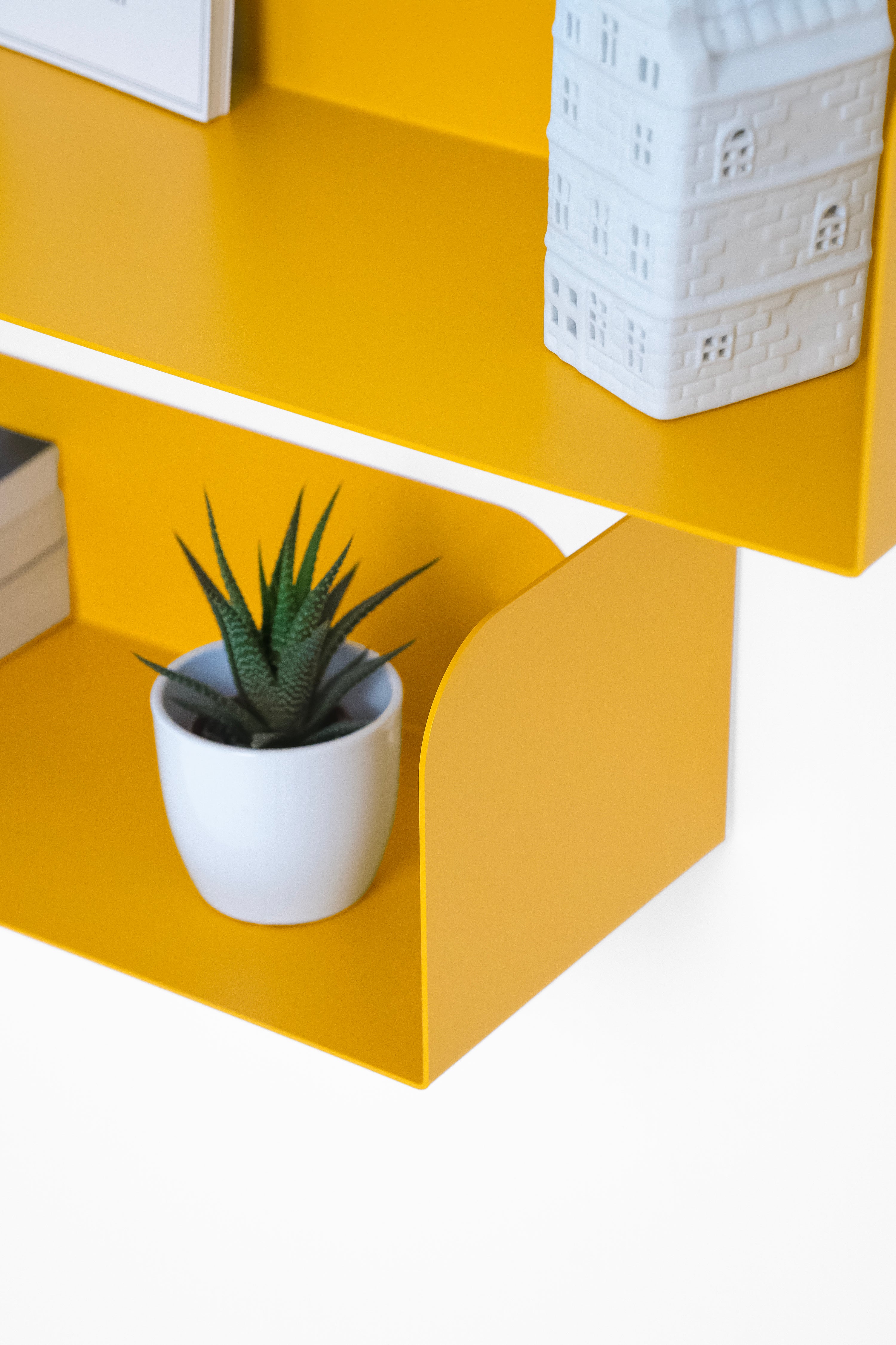 Coppia di mensole in metallo Camilla a U, 60x18x15 cm, Giallo Senape - Immagine dettaglio 2