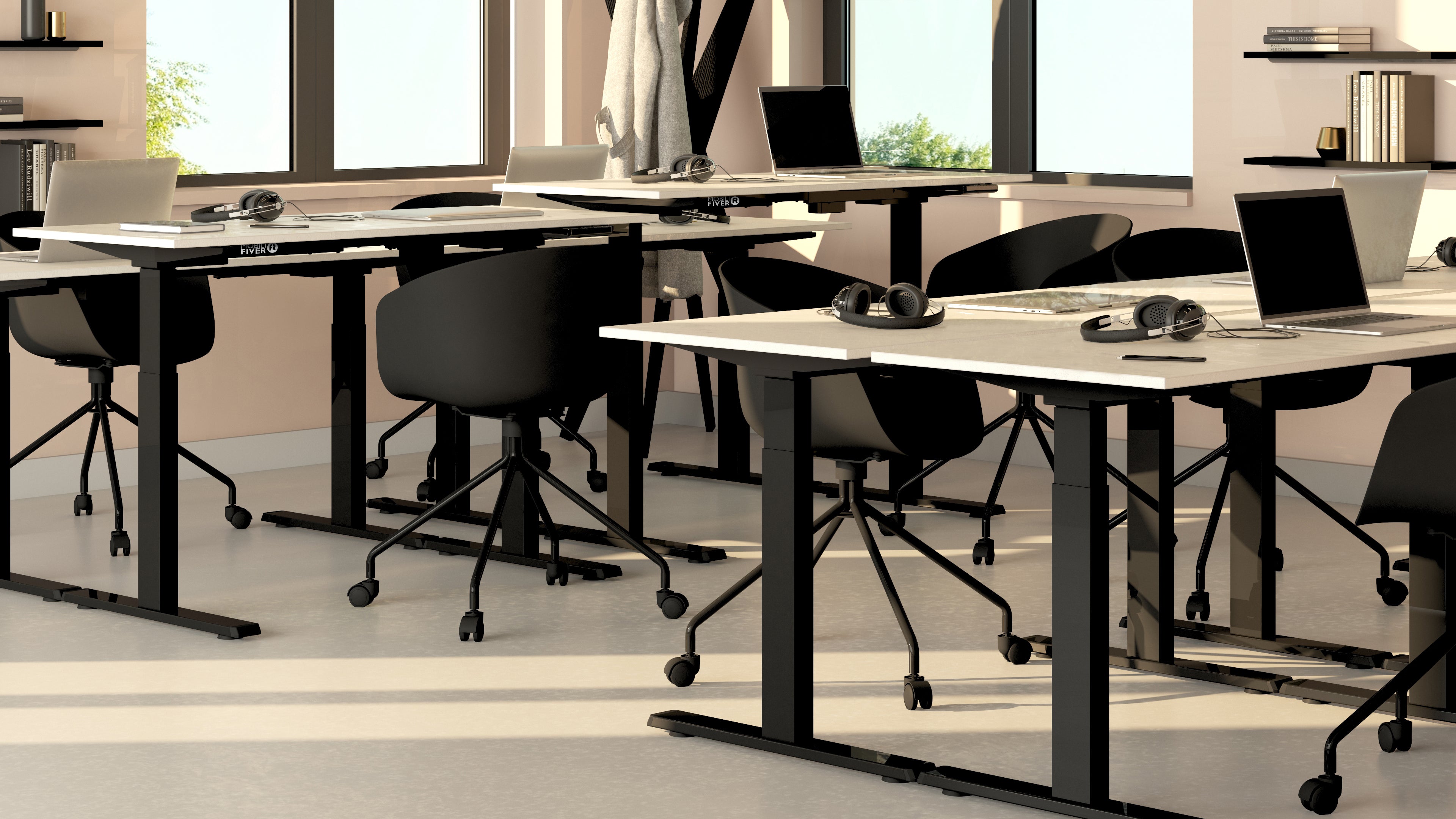 Scrivania Regolabile Clara 120x60 Bianco Cemento con Gambe Nere - Immagine ambientata 2
