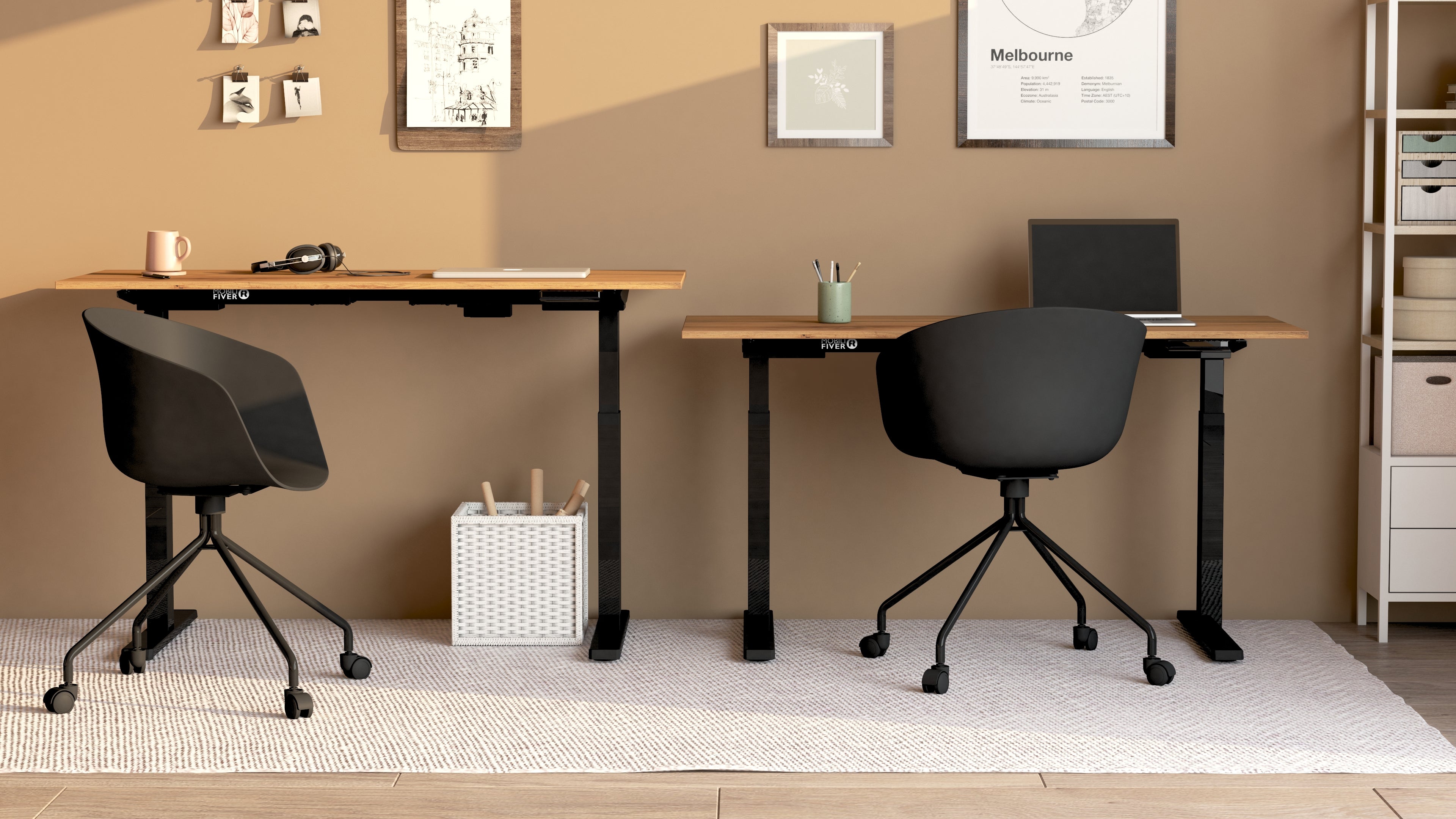 Scrivania Regolabile Clara 120x60 Rovere Rustico con Gambe Nere - Immagine ambientata 1