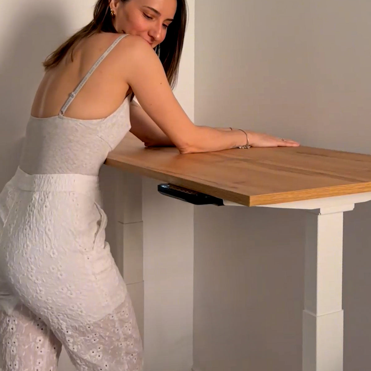 Bureau assis/debout Clara 120x60 Bois Rustique avec pieds blancs
