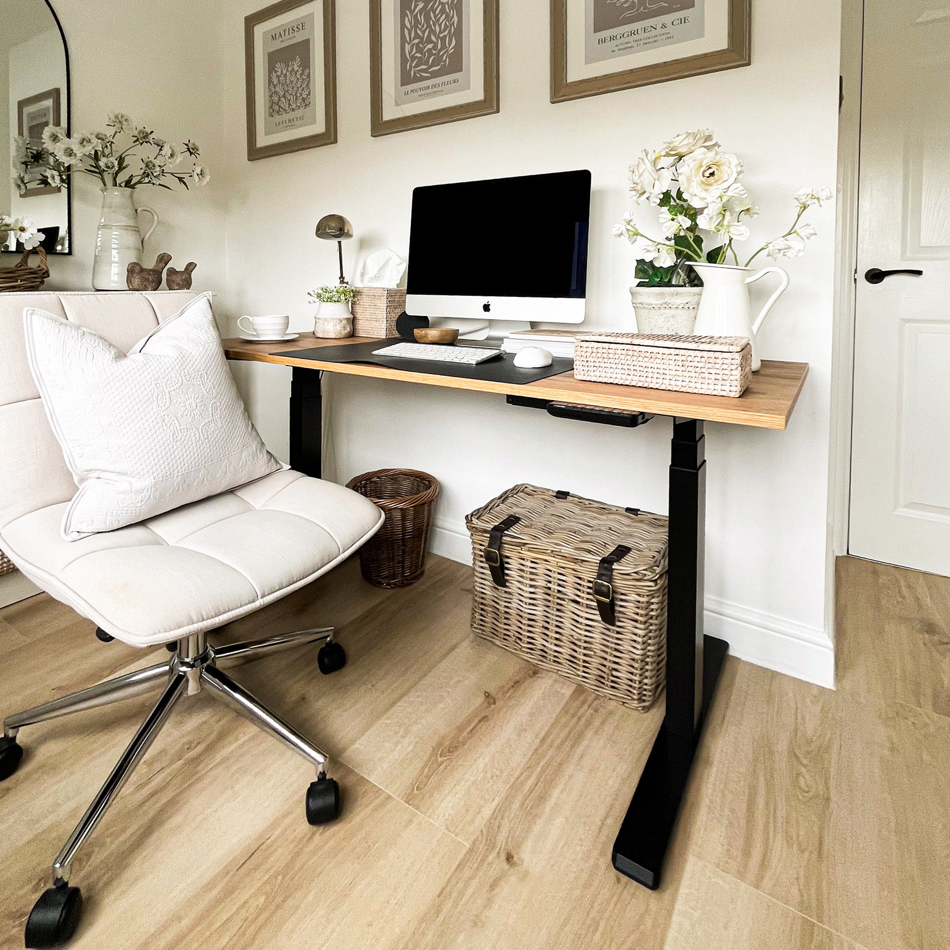 Scrivania Regolabile Clara 140x60 Rovere Rustico con Gambe Nere - Immagine ambientata 1