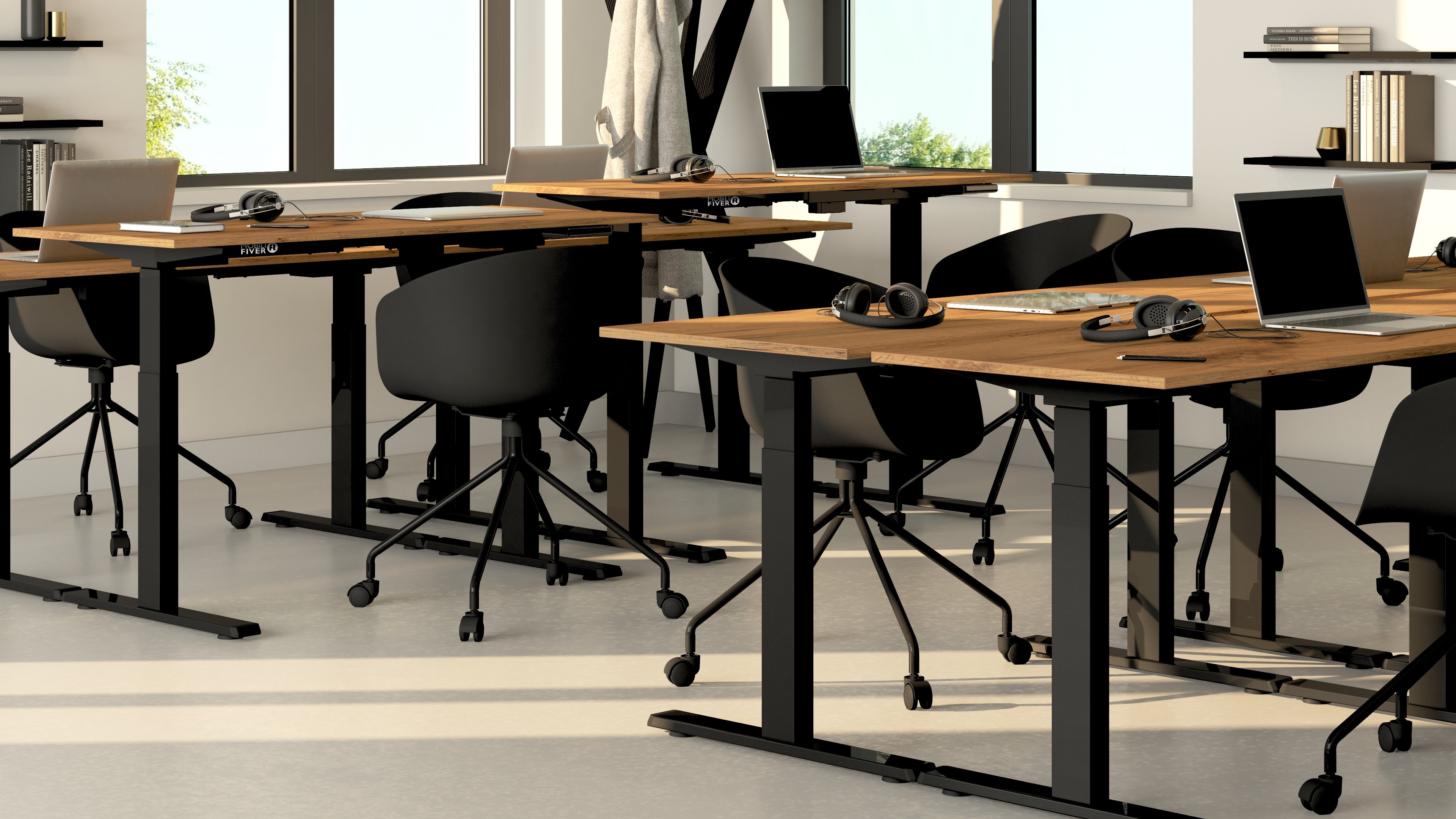 Scrivania Regolabile Clara 140x80 Rovere Rustico con Gambe Nere - Immagine ambientata 1