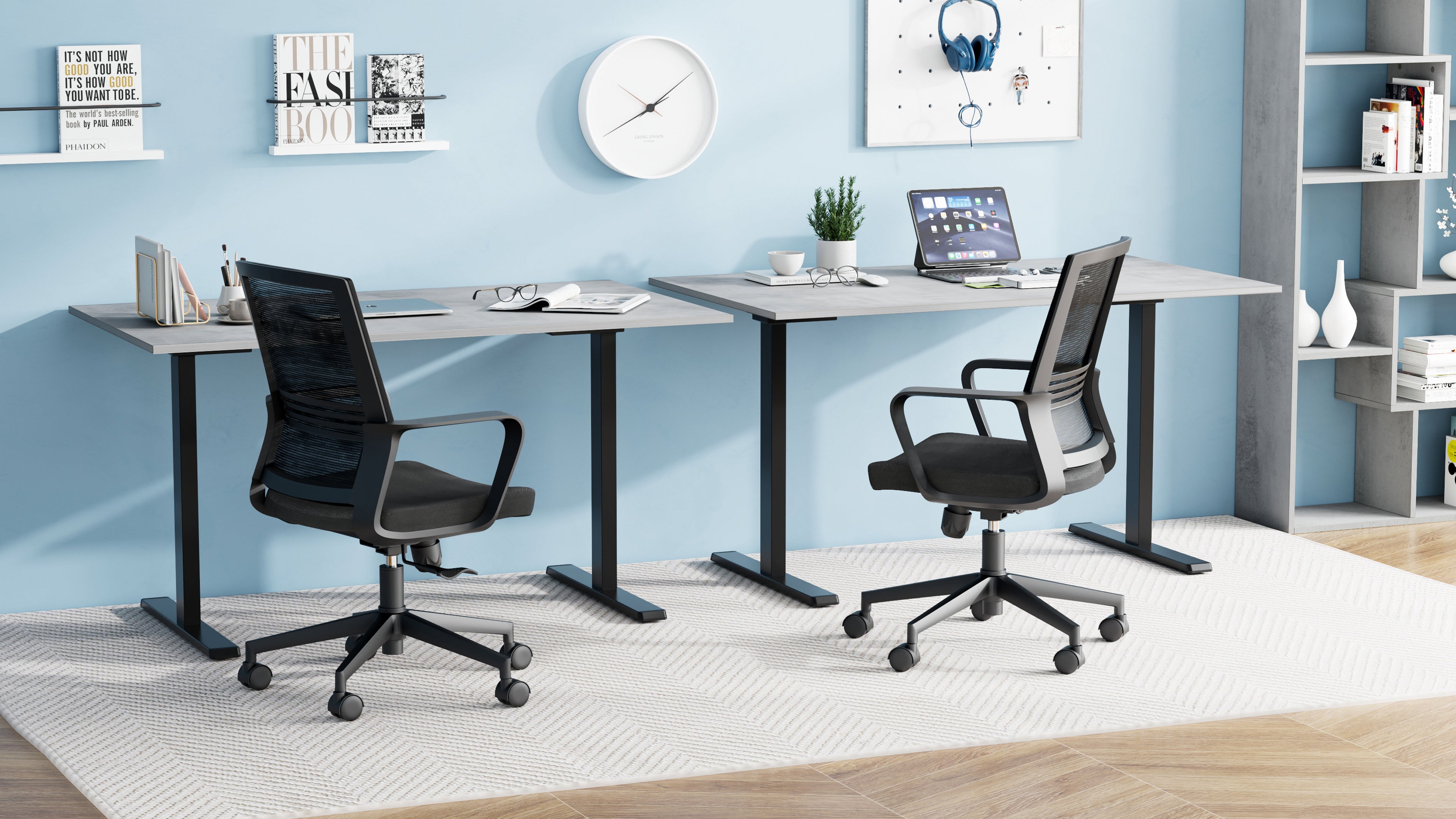 Scrivania Fissa Clara 140x60 Grigio Cemento con Gambe Nere - Immagine ambientata 1