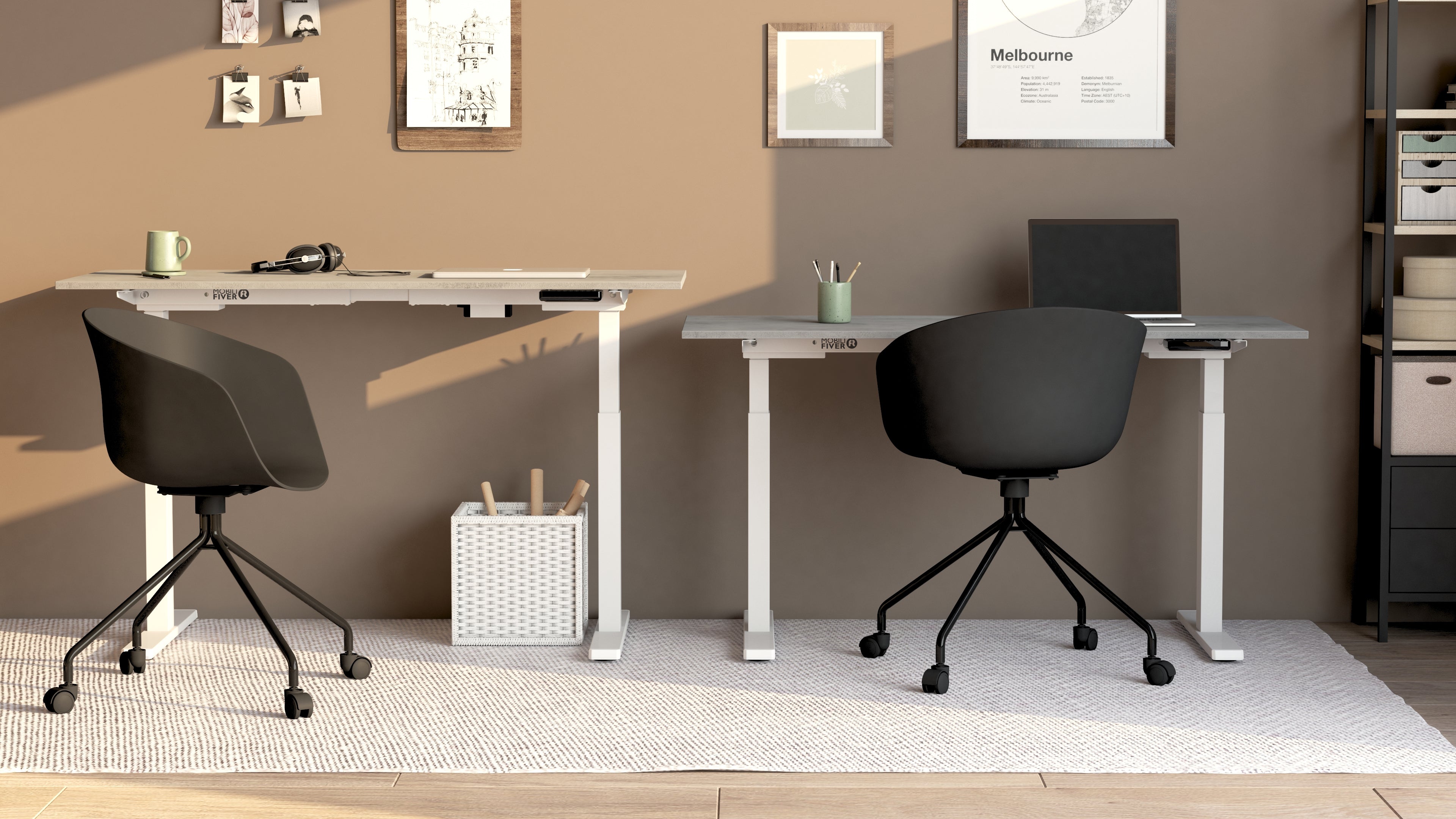 Scrivania Regolabile Clara 140x80 Grigio Cemento con Gambe Bianche - Immagine ambientata 2