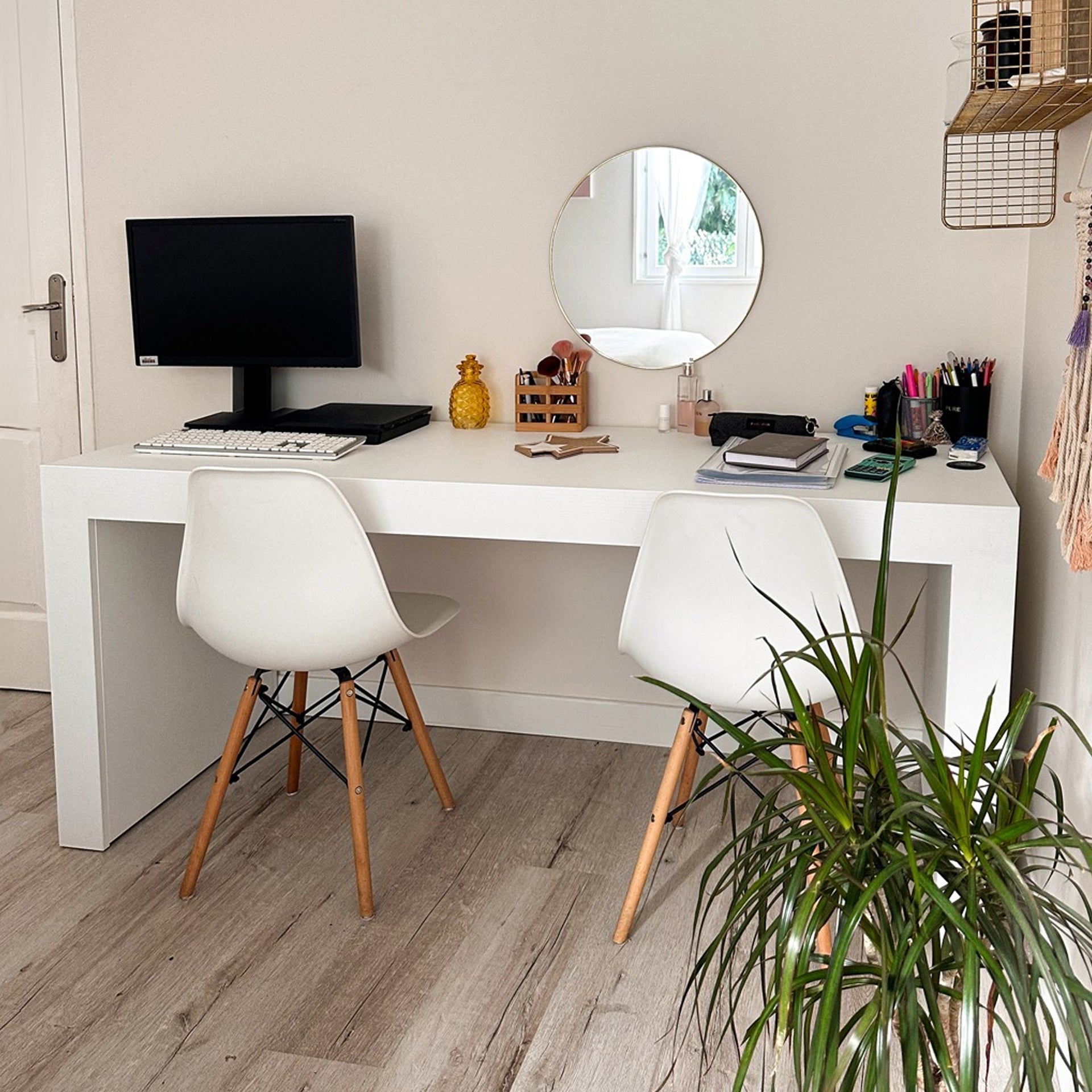 Scrivania Evolution 180x60, Bianco Frassino con Due Gambe e Caricatore Wireless - Immagine ambientata 1