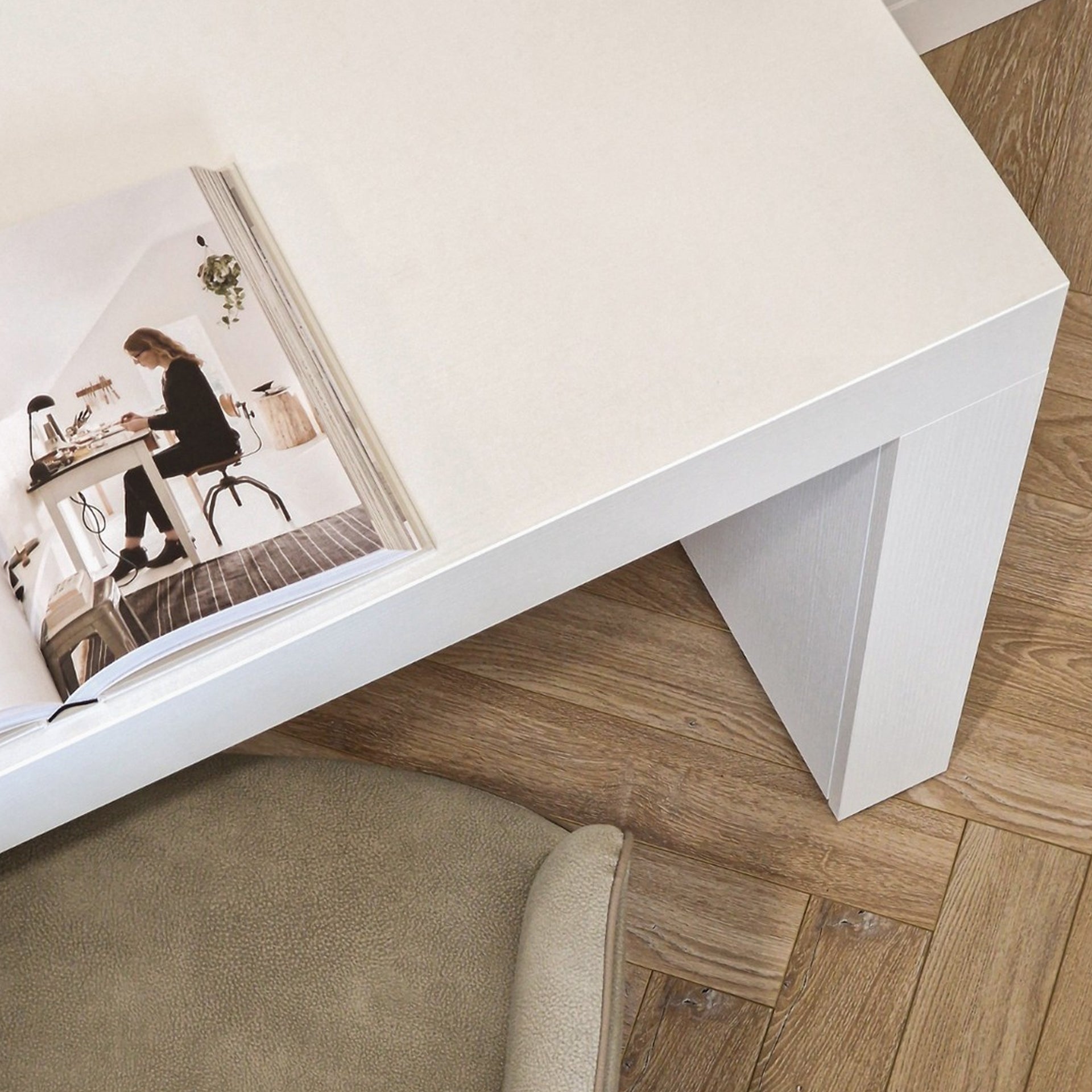 Scrivania Evolution 180x60, Bianco Frassino con Due Gambe e Caricatore Wireless - Immagine ambientata 2