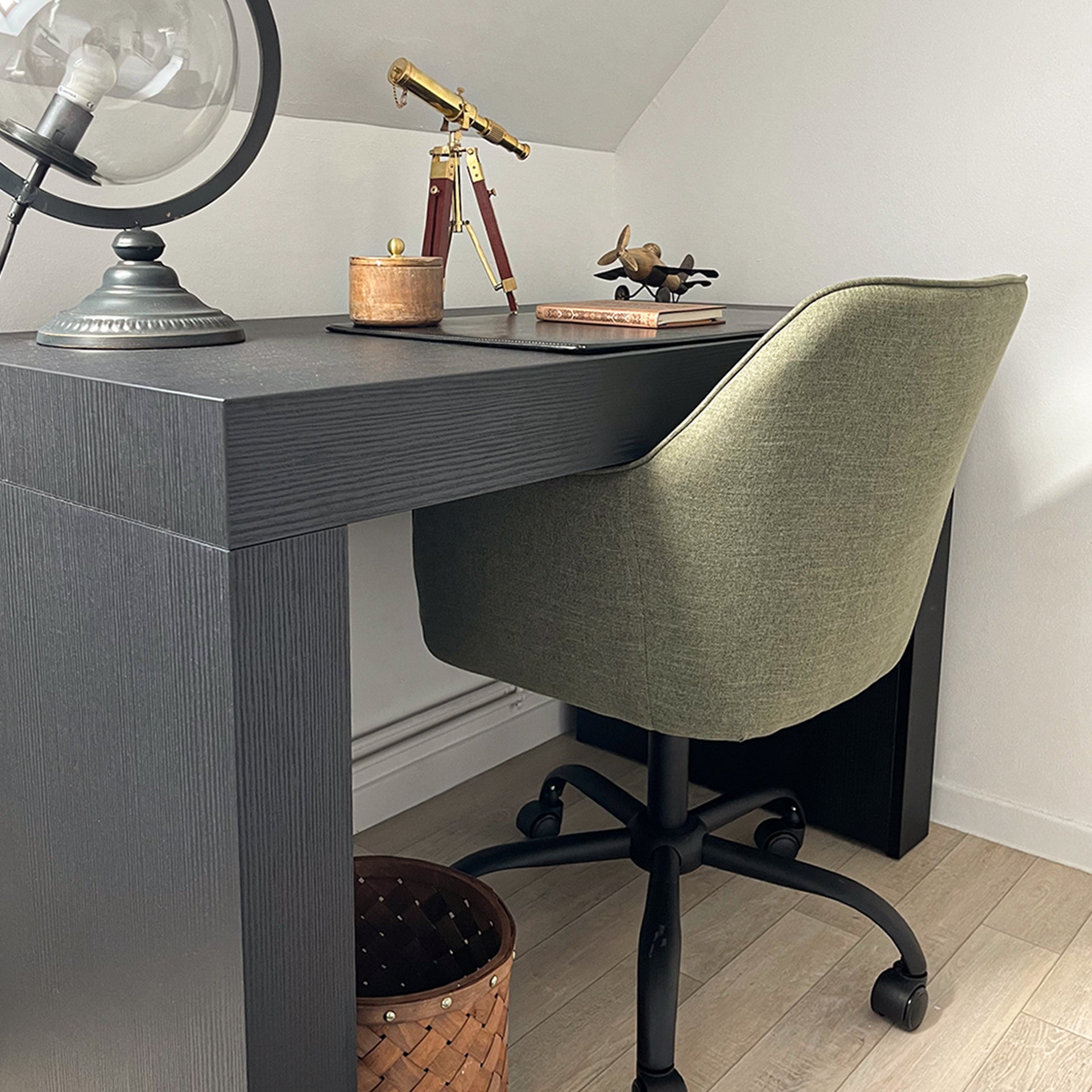 Scrivania Evolution 120x60, Nero Frassino con Due Gambe - Immagine ambientata 4