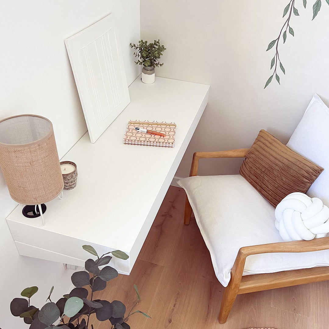 Scrivania sospesa a muro Evolution 120x40, Bianco Frassino con Caricatore Wireless - Immagine ambientata 2