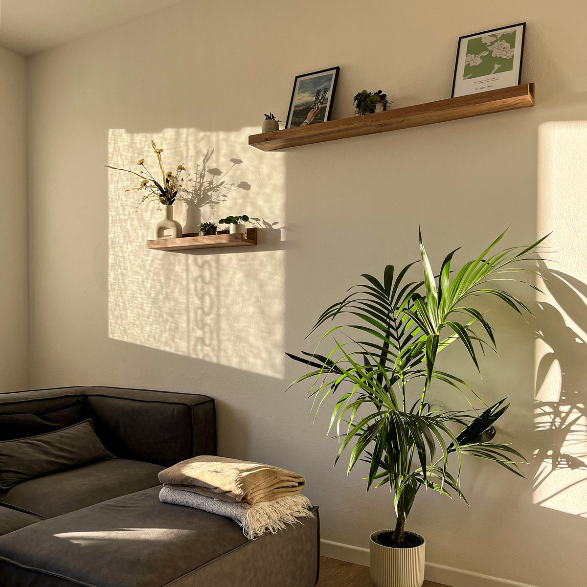 Coppia Mensole portafoto-quadri First, 60 cm, Rovere Rustico - Immagine ambientata 2