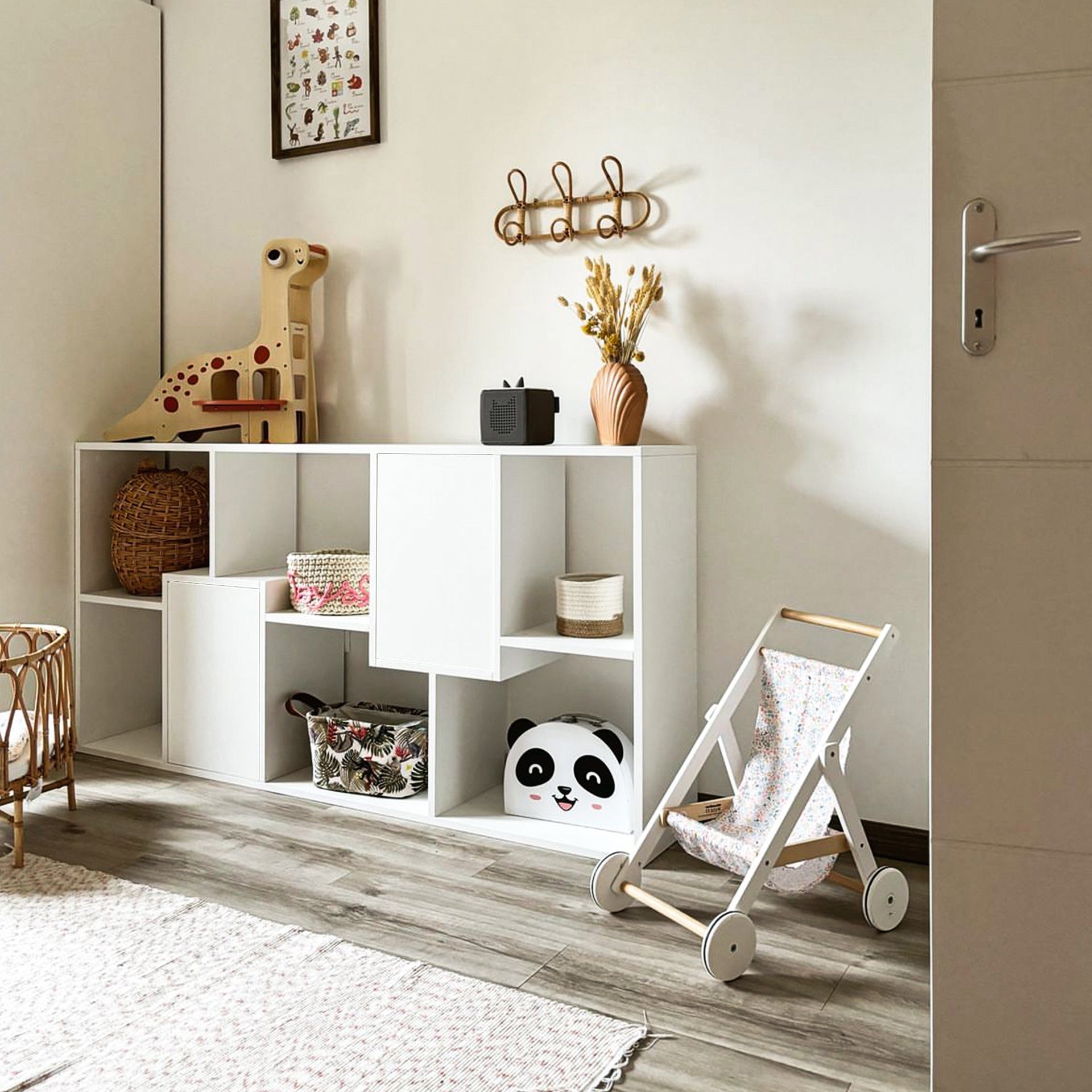 Libreria bassa XS Iacopo con ante (160,8 x 80 cm), Bianco Frassino - Immagine ambientata 1