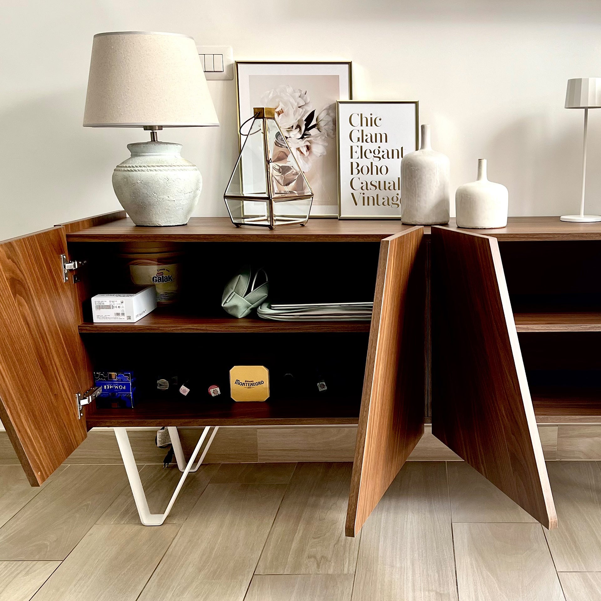 Emma, Sideboard mit 4 Türen, mit weißen Beinen, Nussbaum Canaletto - Set image 3