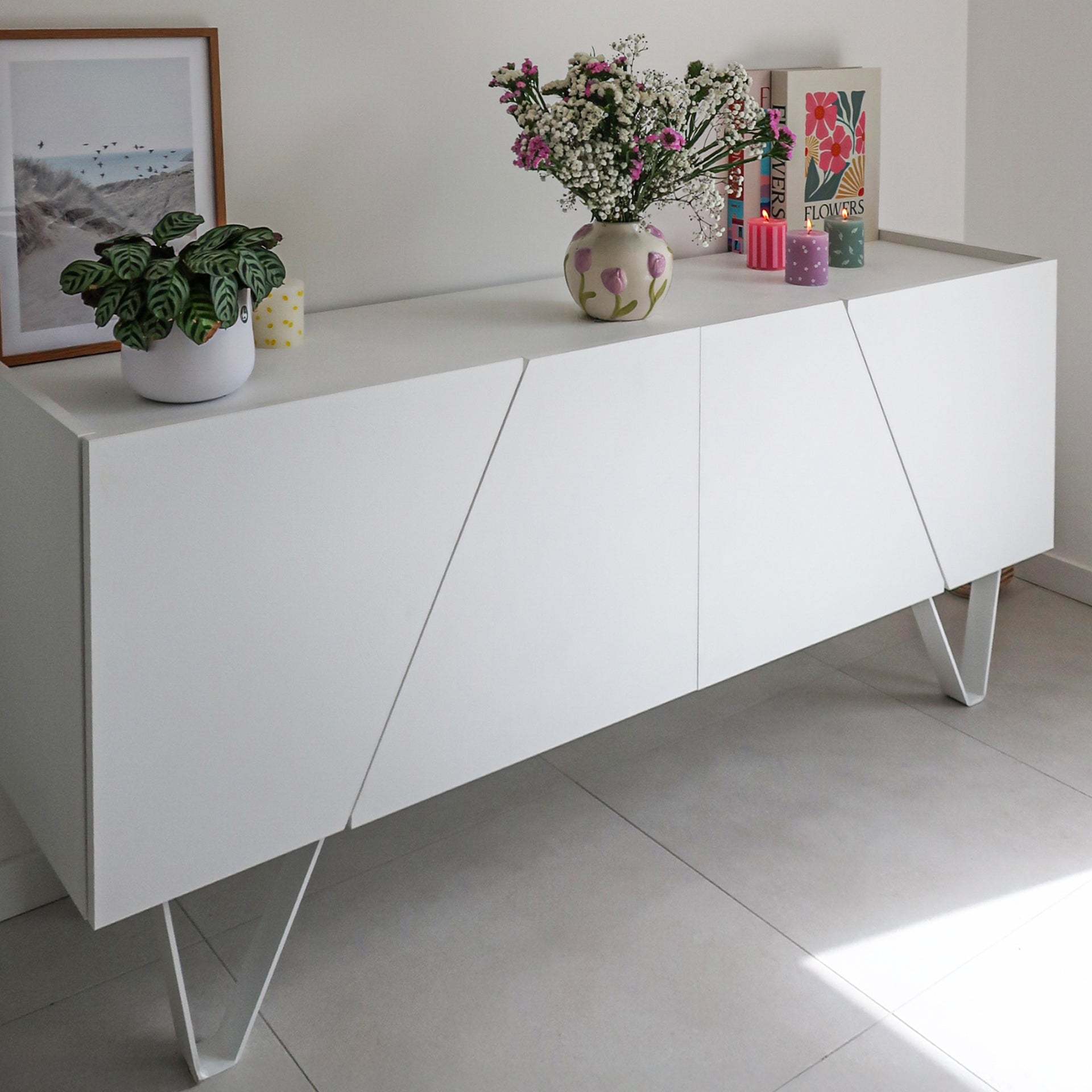 Emma 4-türiges Sideboard mit weißen Beinen, weißer Beton - Set image 4
