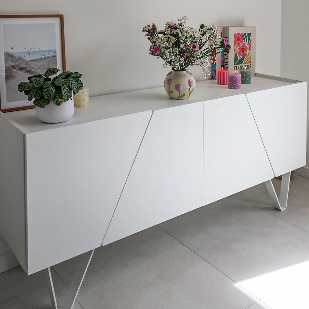 Emma 4-türiges Sideboard mit weißen Beinen, weißer Beton