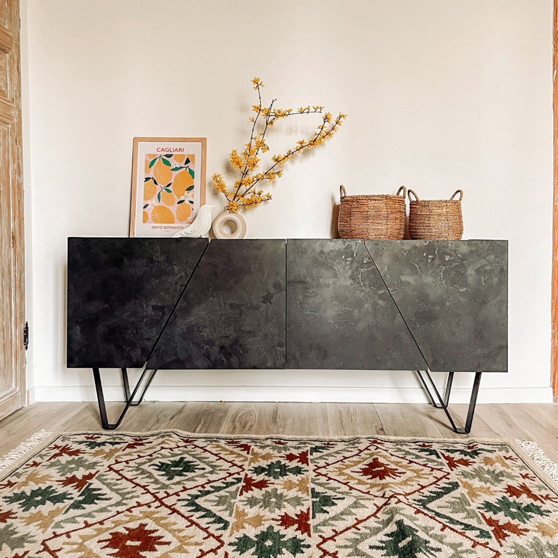 Madia-Buffet 4 ante Emma con gambe nere, Nero Cemento - Immagine ambientata 2